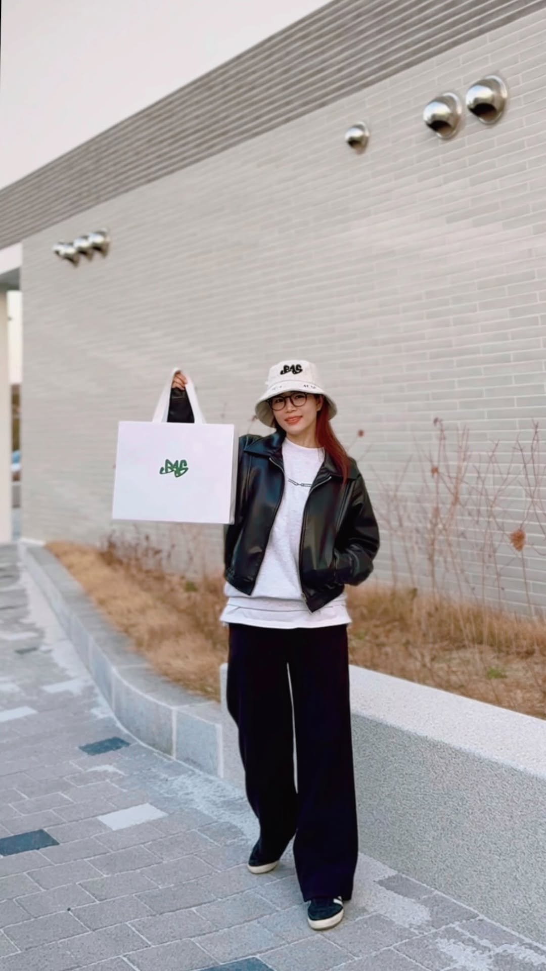 #광고

요즘 햇빛이 강해서
모자를 자주 찾게 되는데,
최근에 착용한 [바스골프 BAS BUCKET HAT – 멜란지]가
생각보다 너무 예뻐서 데일리로 잘 쓰고 있어요🧢

멜란지 컬러라 은은하게 얼굴 형을 정리해주는 느낌이 있고
FABRIC이 COTTON 100%라
하루 종일 써도 답답함 없이 가볍게 착용돼요.
윗면에는 깔끔한 자수가 들어가 있고
옆에는 골프티 포인트가 은근히 귀엽고 센스 있어요⛳
뒷면 스트링으로 사이즈도 조절할 수 있어서
머리 크거나 작은 사람도 딱 얼굴형에 맞게
핏을 잡을 수 있는 점이 진짜 좋았어요🤍

실제로 써보니 모자 자체가 폭 눌러쓰는 느낌이 아니라
자연스럽게 얼굴에 그림자를 만들어줘서
데일리룩 찍을 때도 사진이 잘 나오더라구요!
무엇보다 가볍고 착용감이 부드러워서
운동할 때, 산책할 때, 골프장 갈 때
다 잘 어울리는 스타일이라 활용도가 높았어요!!

패키지도 깔끔하게 더스트 백에 담겨오고,
선물용으로는 쇼핑백까지 포함된 고급포장 구성도 가능해서
선물하기에도 정말 괜찮을 것 같아요🎁

개인적으로 가장 마음에 들었던 점은
어떤 옷에나 잘 어울리는
멜란지 컬러감 + 부담 없는 가벼운 착용감!
가볍고 예쁜 버킷햇 찾는 분들,
골프 모자로도 일상 모자로도 활용하고 싶은 분들께
바스 버킷햇 멜란지 추천드려요✨
.
.
.
@basgolf_official

#골프 #모자 #패션 #자외선 #골프웨어