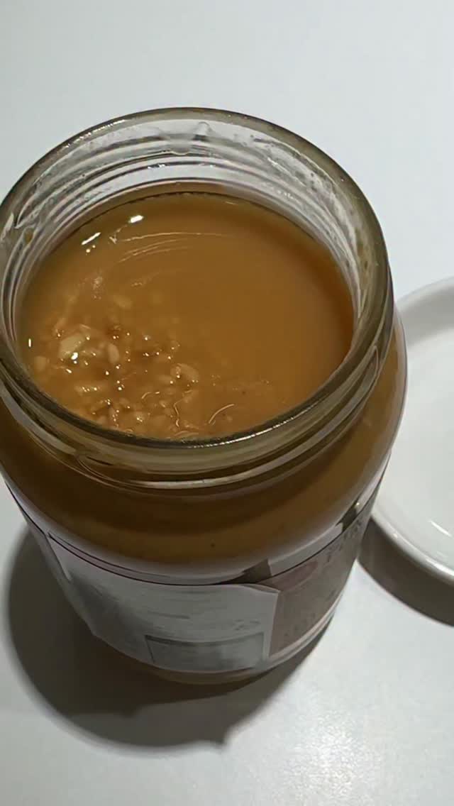 #광고
세계가 인정한 뉴질랜드 1등 땅콩버터,
픽스 땅콩버터(Pic’s Peanut Butter) 🥜

뚜껑을 열면 위에 올라온 땅콩 오일을 먼저 섞어주는데,
이 과정부터가 ‘진짜 땅콩버터구나’ 싶었어요.
설탕이나 팜유 없이
오직 땅콩으로만 만들어진 땅콩버터100프로라
맛이 정말 담백하고 고소해요.

특히 픽스피넛버터는
스무스와 크런치의 중간 식감인 스무치 타입이라
바를 때는 부드럽고,
먹을 때는 땅콩 알갱이가 씹혀서 만족감이 높아요.
일반 땅콩버터처럼 인위적으로 달지 않아서
아침 토스트부터 간식, 운동 후까지 부담 없이 먹기 좋았어요.

100% 하이올레익 땅콩만 사용해서
느끼함 없이 깔끔하고,
원재료 자체의 차이 덕분에 고소함이 오래 남는 느낌.
그래서인지 한 스푼 먹고 나면
자꾸 다시 손이 가는 땅콩버터추천 제품이었어요.

식빵, 크래커, 과일, 요거트는 물론
아이스크림 위에 올리면
홈카페 디저트로도 딱이에요.
왜 뉴질랜드에서 사랑받는 브랜드인지
직접 먹어보니 알겠더라고요.

#픽스땅콩버터
#픽스피넛버터
#땅콩버터
#땅콩버터추천
#땅콩버터100
#땅콩버터100프로