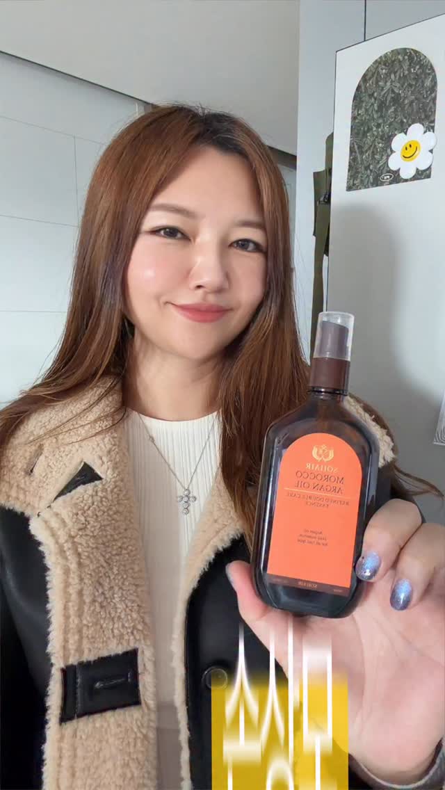 #광고 #쏘헤어

손상모라서
외출 준비할 때면 머리 상태부터 더 신경 쓰는데요
특히 요즘처럼 건조한 계절에는
드라이 한 번만 해도 푸석해지는 게 느껴져서요...

그래서 요즘은 머리 감고 나오면
다른 것보다 이 에센스부터 챙기게 됐어요!

젖은 상태에서 발라주면
흡수가 더 잘 되는 느낌이고,
드라이 열 때문에 더 건조해지는 것도 덜하더라구요.

오일 타입인데도 무겁지 않고
수분을 머금은 듯 촉촉!

부드럽게 발리고,
젖은 머리든 마른 머리든
끈적이거나 번들거리는 느낌이 없어서 부담 없이 쓰기 딱!

스타일링 후에도
윤기가 더 정리되는 느낌이라
마무리 단계로 한 번 더 손이 가는!

마르고 나서도
윤기만 남고 머리결은 차분해져서
겨울에 특히 신경 쓰였던 정전기도 덜해지는게

손상모라 웻관리는 어렵다고 생각했는데,
이 에센스로는 루틴이 훨씬 간단해졌어요.

요즘은 
쏘헤어 쏘헤어 모로코 아르간 오일 리파인드 더블케어 에센스
이거 하나면 충분하다는 생각이 들어요🫶🏻

#헤어에센스 #헤어오일 #헤어루틴 #손상모케어 #웨트헤어 #데일리케어