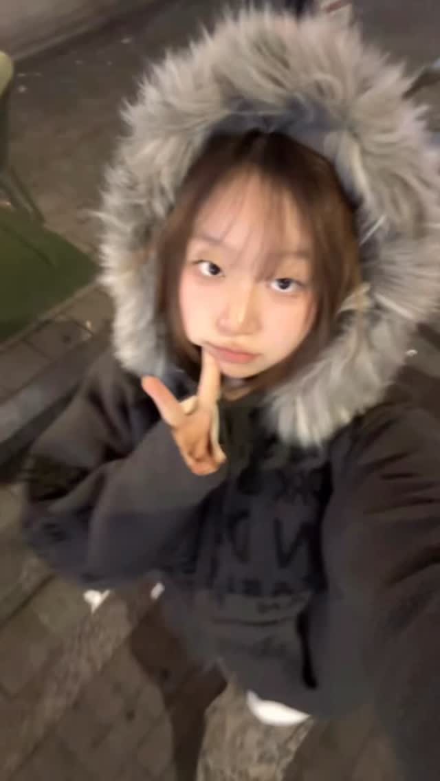 #광고 #오사와 
요즘 이런 팬츠 하나 있으면 코디 고민이 줄어들더라고요.
레오파드 패턴이라 심플한 상의만 매치해도 자연스럽게 포인트가 돼용!.

와이드핏이라 체형 보완도 되고, 핀턱 디테일 덕분에 전체적인 무드가 더 쿨해 보이는 효과,,,⭐️⭐️
허리 스트링으로 착용감도 편하고, 밑단 스트링을 조이면 또 다른 느낌으로 연출할 수 있어서 활용도가 높았어요.

꾸민 듯 안 꾸민 듯한 룩 좋아하시면 데일리로 손이 자주 갈 팬츠예요.
(광고)인데 일상에서 입기 정말 좋아서 추천드려요 🐆