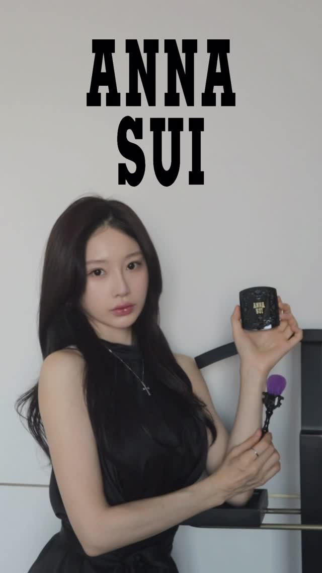 #광고 @annasuicosmetics_kr 
파우더와 하이라이터가 하나에! ✨ 

여러 번 덧발라도 들뜸 없이 피부에 매끈하게 밀착되는
ANNA SUI 로즈 프레스드 파우더를 만나보세요. 🌷

퍼플, 블루, 쿨그린 세컬러를 믹스하여 바르면 유분기 정돈은 물론
피부 톤 보정, 요철 및 모공 커버까지 가능한 파우더입니다.

입자가 매우 고와서 수시로 덧발라도 뭉침 없이
하루 종일 도자기 같은 피부 표현을 완성하실 수 있습니다. 🫶

영상에서 사용된 컬러는 💜 200 퍼플 부케💐구요~
이번 기회에 꼭 써보세요~