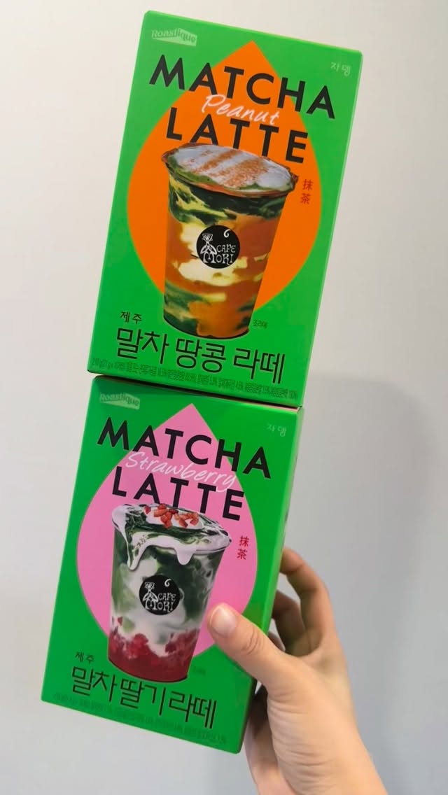 #광고

쟈뎅 말차라떼 시리즈 6가지
모두 다 맛있다고 글 진짜 많던데

우리집에선 말차땅콩라떼와
말차딸기라떼 음용 중입니다  ƪ(•̃͡•̃͡ ƪ

둘 다 제주 말차 들어갔는데요
‘세레모니얼 등급‘ 말차가 블렌딩되서
최상급에서 느껴지는 고급진 맛이 있음

자일로스 설탕 들어가서 든든하구
스틱형이라 휴대도 간편 💚

속 시원한 아이스도 따땃하게 해주는 핫도
둘 다 너머 맛있네여
요거트+얼음+쟈뎅녹차라떼 섞어서
믹서로 갈갈해주면 밖에서 마시면
6천원 그냥 넘어가는 녹차요거트스무디!

홈카페 놀이 즐기는 모든 분들께
말차라떼는 쟈뎅 드셔보라고 추천하고 싶어요?!

🍵 🍵 🍵 💚💚

#말차라떼 #쟈뎅
#쟈뎅말차라떼
#말차라떼맛집