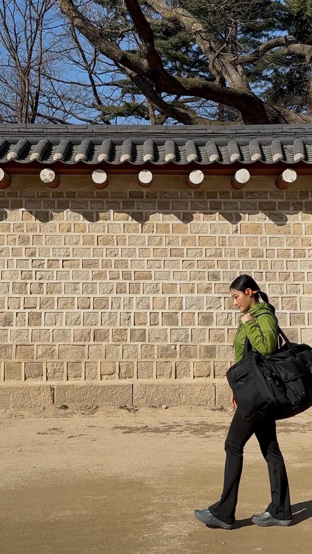 #광고 유니버스 캠핑가방⛺️🧰

📌80L급 대용량으로 다양한 캠핑장비 보관으로 
사용 가능한 가방이에요✨

✔️매우 튼튼한 내구성으로 캠핑용 이불 가방으로
사용하기 좋쿠,( 저도 들어간다는. .🤭)

✔️대형 폴팅박스나 토르박스보다 더 많은 수납과 가벼움이 
있어서 좋아요❤️

✔️3가지에 만족하는 컬러 (블랙.카키.베이지)

✔️2만원대 가성비 값인 제품이니 놓치지 말아요!

@camp_unvrs 

📌실제 사용후기:)

캠핑이나 여행때 캐리어와 함께 서브 트렁크 개념으로
사용해도 좋았었고,
한복 디자이너인 저는 본 영상 촬영날 
종로에 한복원단을 보관하여 가는 방식으로도
사용하였습니다☺️
제품이 크고 가성비 좋은 만큼 다양한 방식으로
활용도 있게 사용해 보시면 좋을것 같습니다✨

📌🇰🇷촬영시 산불방지기간이어서 캠핑장 사진과 불멍 실제사용은
주의하였습니다☺️🙏

#유니버스캠핑가방#캠핑가방#캠핑소품#캠핑필수템