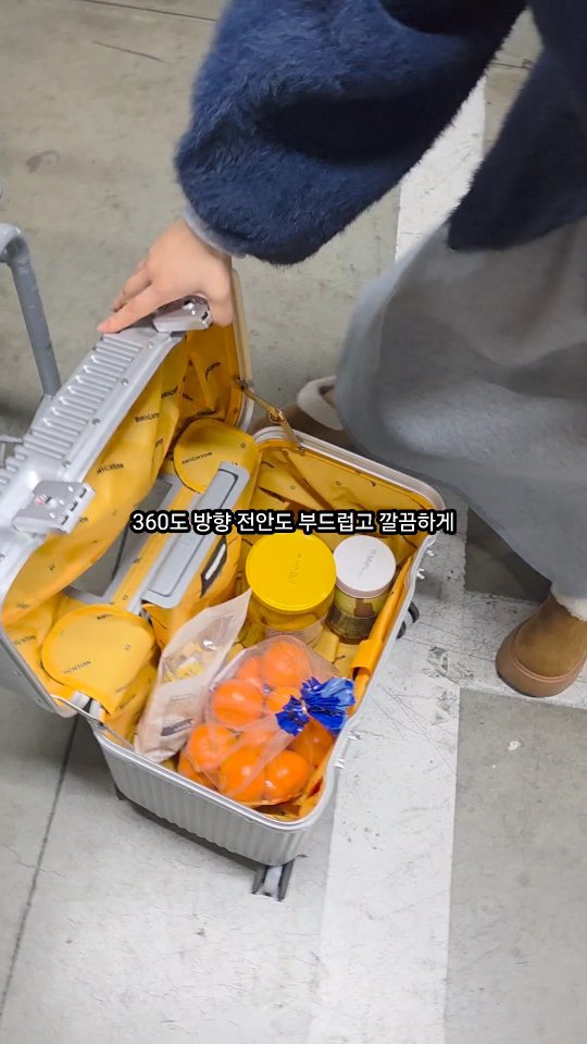 울산 코스트코에서 직접 보고 구매한 탑도어 캐리어 소개할게요.

코스트코 매장에서 실물 확인하고 바로 데려온 제품입니다.

이 캐리어의 핵심은 탑도어 오픈 구조.
세워둔 상태에서 상단만 열어서 짐을 꺼낼 수 있어서
공항 대기 공간이나 호텔 복도처럼 좁은 곳에서도 정말 편해요.

소재는 PC 80% + ABS 20% 혼합으로 가볍고 튼튼하게,
알루미늄 메인 프레임으로 구조적 안정성을 더했고요.

힌지형 원터치 TSA 잠금장치라 사용도 직관적입니다.

그리고 360도 더블휠.
어느 방향이든 부드럽게 밀리고, 바닥 질감이 달라도 균형감이 좋아요.

그레이, 실버 컬러의 깔끔한 무드까지.
여행 준비템으로 구조부터 다른 캐리어 찾는다면 이 조합, 꽤 괜찮습니다.

#탑도어캐리어 #공항실사용 #여행준비템 #구조좋은캐리어