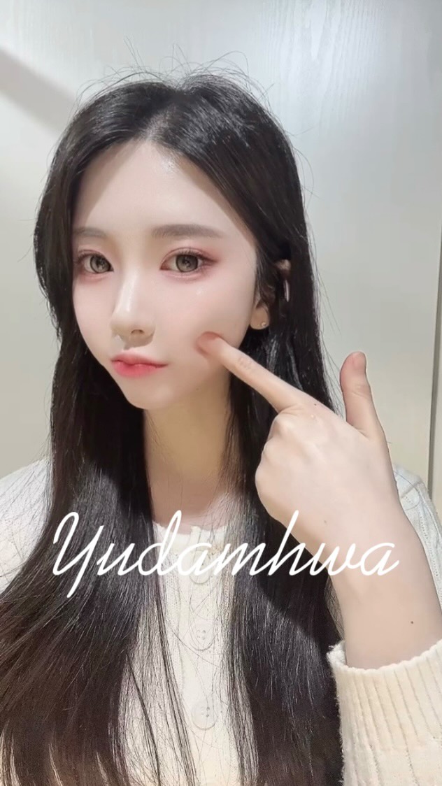#협찬 #광고 

최근에 유담화 프로바이오틱스 크림을 써봤는데,
처음 언박싱할 때부터 
은은한 그린 톤 패키지가 너무 편안한 느낌이어서 기대됐어요.

제 피부가 요즘 온도 변화 때문에 
쉽게 건조해지고 민감해지는 편이라,
크림 고를 때 항상 보습감이 무겁지 않은지 먼저 보게 되는데
이건 첫 제형이 부드럽게 퍼지면서도 
피부에 금방 스며들어서 사용감이 정말 편했어요.

특히 프로바이오틱스 라인이어서 그런지
아침에 바르면 피부가 전체적으로 
정돈된 듯 촉촉한 느낌이 오래가더라고요.
저처럼 민감성·건조 피부이신 분들도 
부담 없이 데일리로 쓰기 좋을 것 같아요.

저녁엔 조금 더 도톰하게 발라서 수분 잠금막처럼 쓰고 있는데
다음 날 당김이 덜해서 요즘 루틴에 꾸준히 넣는 중이에요.
과하지 않은 촉촉함 좋아하시면 한 번 써보셔도 좋을 듯✨ 

#광고 #수분크림 #유산균 #프로바이오틱스 #스킨케어 
#화장품 #유담화 #유산균크림 #피부진정 #피부장벽 #민감성피부