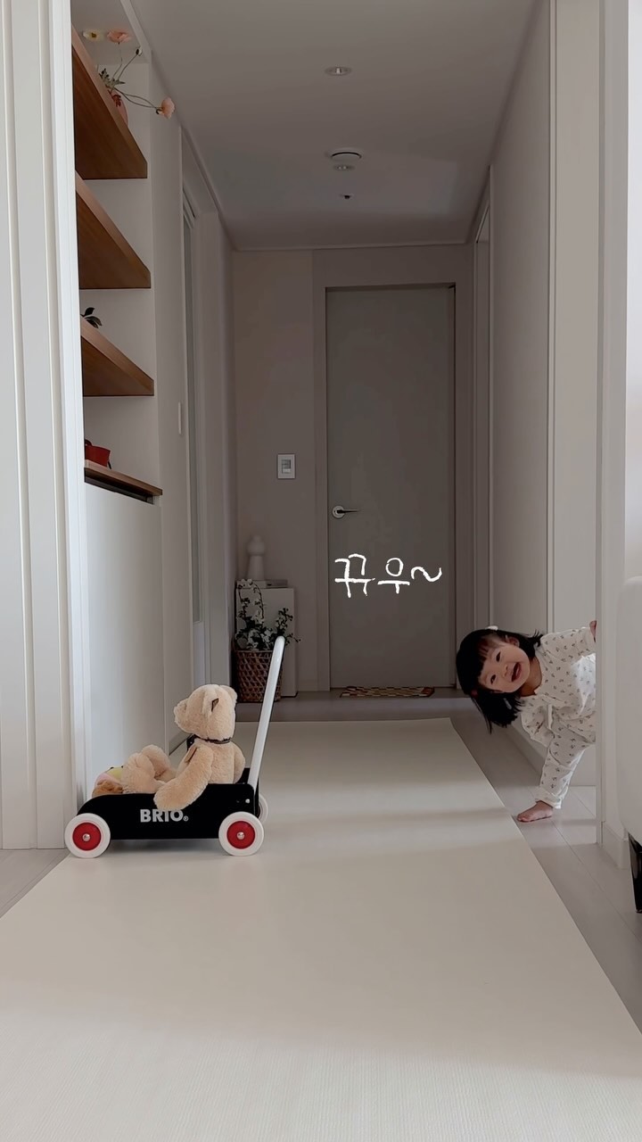 ✨ 바쁘다 바빠~~
집에서 잠시도 가만 안있고 제일 바쁜 사람 👻
지치지 않는 너의 체력이 부럽다 ㅋㅋㅋ
⠀⠀⠀⠀⠀⠀⠀⠀⠀⠀⠀⠀⠀⠀⠀⠀
⠀⠀⠀⠀⠀⠀⠀⠀⠀⠀⠀⠀⠀⠀⠀⠀
⠀⠀⠀⠀⠀⠀⠀⠀⠀⠀⠀⠀⠀⠀⠀⠀
/
#애교쟁이 #어디서배웠니
#딸은딸 #딸스타그램 #아기릴스
#딸바보 #16개월아기 #귀요미딸