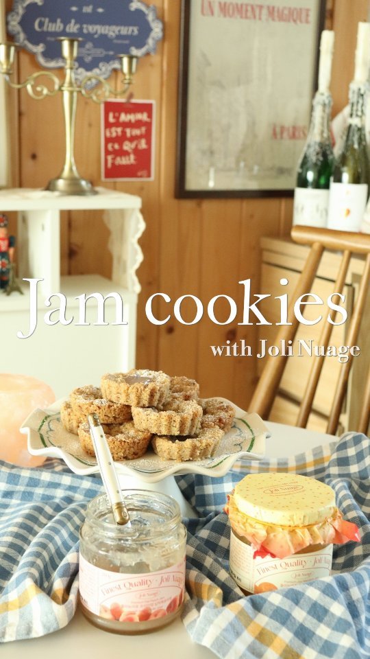 제공 | 잼쿠키🍪
졸리뉴아쥬
납작복숭아잼
귤잼
제주귤잼
납작복숭아
잼크럼블쿠키
잼크럼쿠키
이제는 일상으로 스며든 졸리뉴아쥬!🩷
오늘은 이 봄에 너무나 잘 어울리는 사랑스러운 컬러의 납작복숭아잼, 제주귤잼을 활용해서 잼크럼블쿠키를 구워봤어요🍪🌸
특히 오늘은 집에 있던 피칸을 갈아서 피칸 가루를 넣어 더욱 고급스러운 맛과 식감을 내어보았답니다🙈
(레시피는 하다앳홈님 레시피 참고해써용🫶)
- 재료 -
중력분 160g
피칸가루 120g (아몬드가루 대체 가능)
백설탕 30g
마스코바도 40g
베이킹파우더 1g
소금 1g
녹인무염버터 150g
바닐라익스트랙 2g
잼 120g
- 만드는 방법 -
1. 중력분과 피칸가루, 백설탕과 마스코바도, 베이킹파우더와 소금을 한번에 볼에 넣고 휘퍼로 잘 섞어주세요.
2. 녹인무염버터와 바닐라익스트랙을 넣고 크럼 형태가 될 때까지 슬슬 섞어줍니다.
3. 버터로 코팅한 머핀팬에 약 1T(20g)씩 크럼을 올린 후 수저나 절구 방망이 등으로 가볍게 눌러가며 평평하게 만들어주세요.
4. 잼을 약 1t(8g)씩 가운데 올려줍니다.
5. 크럼을 잼 주변에 올려준 후 떨어지지 않게 아주 살짝씩만 눌러주세요.
6. LG광파오븐 기준 180도 예열 후 170도에서 15분 구워줍니다.
7. 팬에서 20분 정도 식혔다가 꺼내주면 완성!
저는 실리콘 머핀틀까지 함께 활용해서 총 15개를 완성했어요!
쿠키가 모두 식으면 슈가파우더와 수레국화잎으로 장식해주면 더 예쁘답니당🫶
저는 납복잼의 예쁜 컬러를 더 살려주고 싶어서 먹기 직전에 잼을 한스푼 더 올려주었어요🙈🙈
요 쿠키, 정말 부드럽고 달달해서 차나 커피와 함께 즐기면 정말정말 맛있고 우유와도 잘 어울려요!
봄바람이 살랑살랑 부는 요즘, 달달한 잼크럼쿠키 어떠세요?🩷🌸
#졸리뉴아쥬#납작복숭아잼#납작복숭아에이드#복숭아#납작복숭아#복숭아잼쿠키#귤잼쿠키#잼크럼쿠키#잼크럼블쿠키