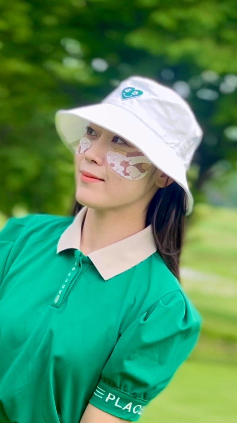 #광고 밀덕은 일단 저장 🤎💚
여태 써 본 패치 중 가장 얇아요. 압도적입니다.
이런 두께가 가능하구나 싶을 정도로 얇아서
광대라인 등 얼굴 곡면에도 아주 잘 붙어있어요💚
또한 통기성 원단을 사용하여 30도 2부 라운드에도
답답한 느낌이 안 들더라고요. 후반엔 붙인 거 까먹음
한 때 밀리터리에 푹 빠져있던 밀덕으로서
플랜36.5 선패치 네이비 씰 디자인은
보자마자 심장 뛰더라고요.
자외선 차단율 99%‼️
장시간 노출되어있는 오른손등 전용 패치도 포함이라
더 마음에 들었던 제품입니다.
밀리터리 패치는 @plan36.5_official 제품이고요.
자연에서 얻은 식물성 성분에 최첨단 기술을 접목하여
365일 건강한 피부관리 계획을 담은
저자극 안티 폴루션, 코스메슈티컬 화장품 브랜드에요.
밀리터리 패치 붙이고 필드에서 만나면
충성으로 인사하기••• 약속••🤝🏻
-
#플랜365 #PLAN365 #김구라선패치 #네이비씰선패치 #김구라뻐꾸기골프tv #밀덕 #밀리터리 #밀리터리덕후 #네이비씰
#썬패치 #선패치 #썬패치후기 #밀덕패치 #닥터선패치 #법표패치 #골프패치 #썬패치추천 #선패치추천 #자외선차단패치 #18홀패치#패션패치#디자인패치