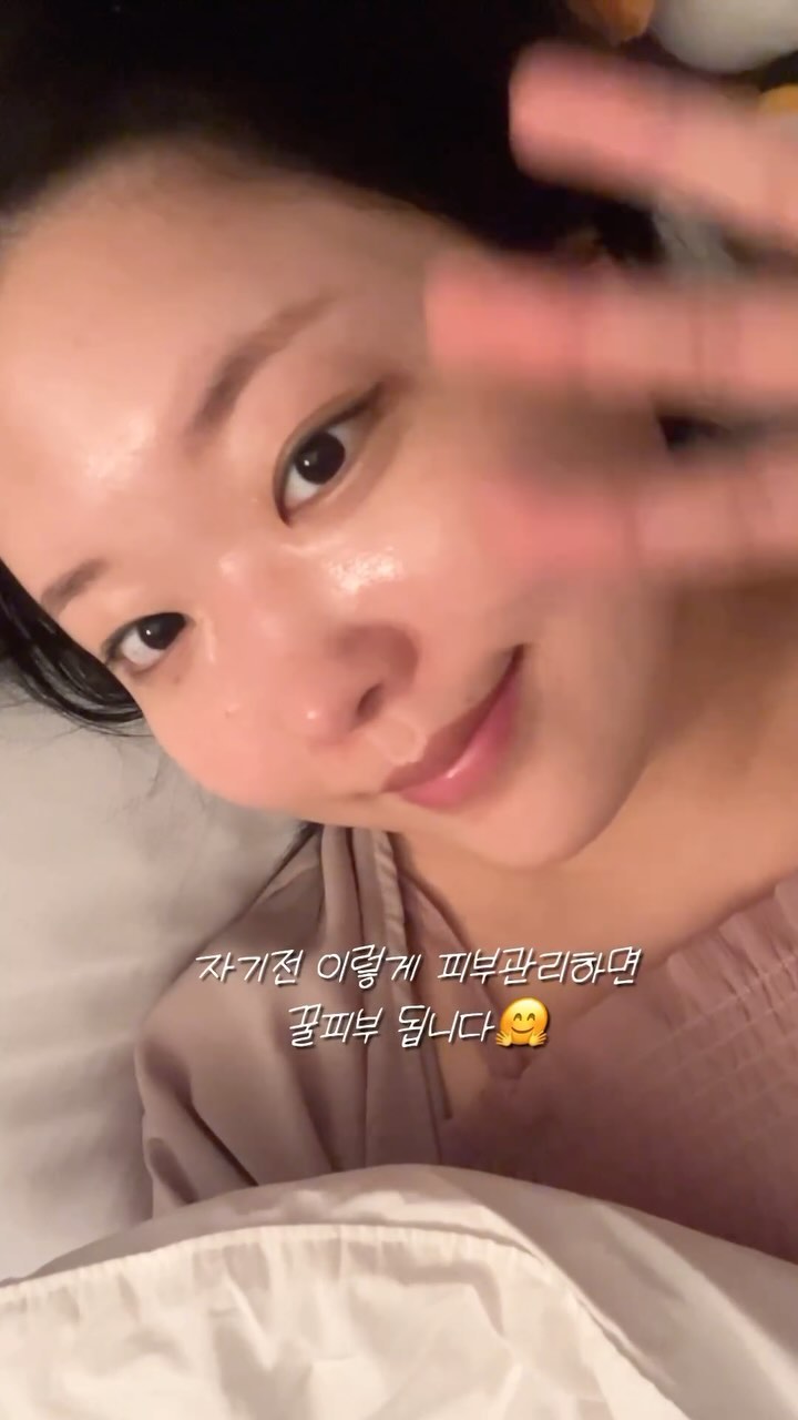 #광고 @dalba_piedmont
👇🏻본문에서 제품에 대한 정보를 확인하세요
6월 올리브영세일로 만날 수 있는
💛달바 모델링팩💛
_
물 대신 달바의 프리미엄 성분을 담은,
농축크림과 세럼을 섞어 끝까지 촉촉한
화이트트러플 세럼 앤 크림 모델링마스크
#비건모델링마스크 올영 한정세트로
팩볼까지 구성되어 있어서 편해요!
_
가루타입 모델링팩은 물조절이 번거로운데
1제,2제만 믹스해서 사용하면 되니까
넘나 간편, 잔여물없이 깔끔한 마무리감도 만족
_
#달바모델링마스크팩 사용 후,
#달바캡슐크림 사용하면 촉촉 보습도 오래가고,
광채나는 피부로 관리할 수 있답니다.
_
#달바 #올리브영모델링팩 #올리브영마스크팩
#달바모델링마스크 #마스크팩추천
#크림추천 #싱글즈 #인품사 #dalba
#올리브영#올리브영추천템 #올리브영모델링팩
#올리브영팩 #올리브영세일 #올영세일