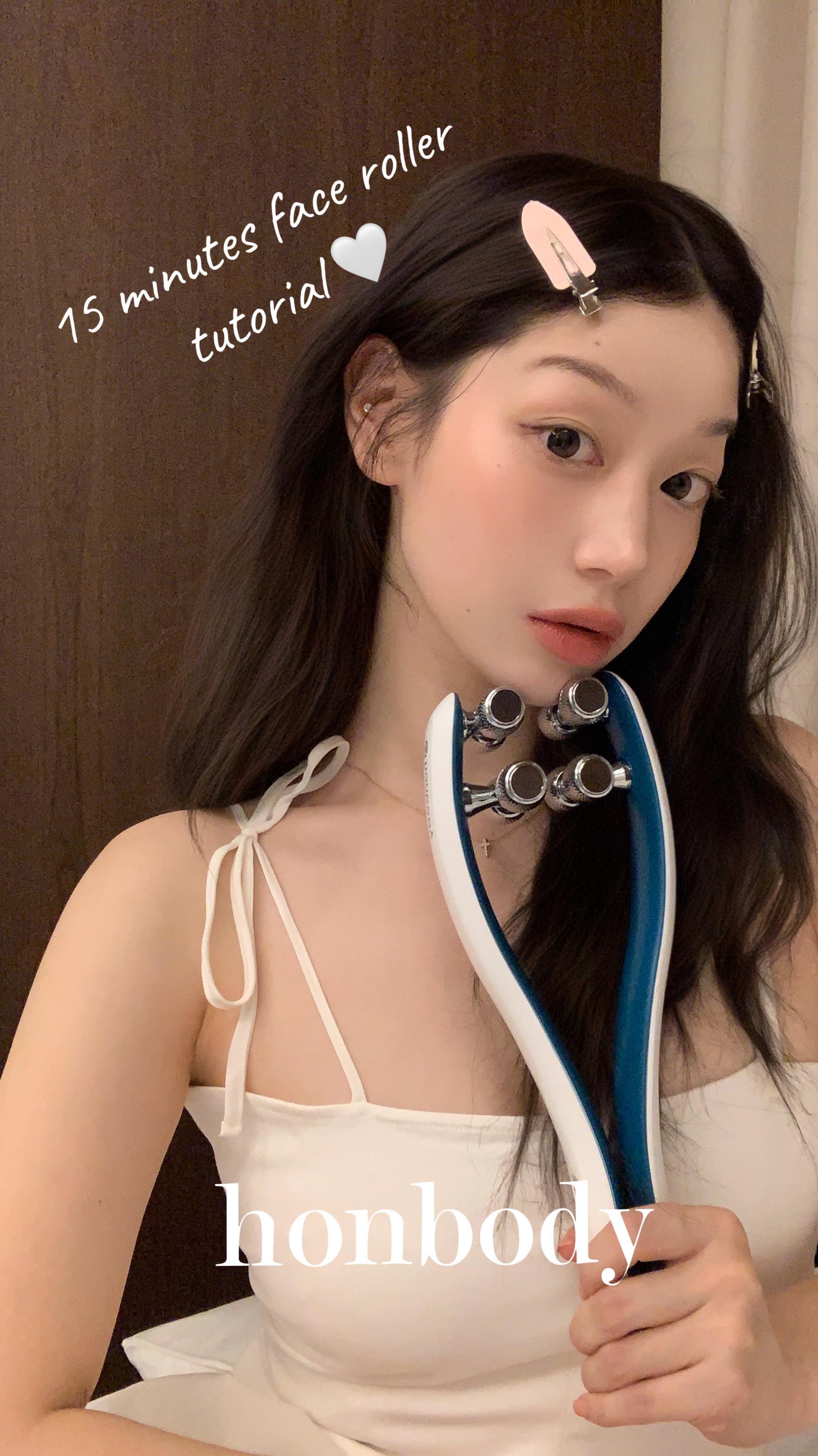 #광고 집에서도 손쉽게 브이라인 관리할 수 없을까? 요즘 푹 〰빠져있는 혼바디 EMS 롤러 소개할께요🫶🏻
경락마사지의 압을 구연한 롤러볼이 얼굴라인관리에 도움을 주는 홈에스테틱 EMS 페이스 롤러“에요✨
저는 평소 괄사도 좋아하고 손으로도 꾹꾹 지압하며 틈틈히 홈케어를 즐겨하는데요!
혼바디롤러는 훨씬 손쉽게 턱선관리를 할 수 있다고 해서 사용해봤어요!👀✨
저는 조금만 붓거나 살이찌면 얼굴부터 살이 올라와서 ㅠㅠ 턱선관리에 관심이 많거든요!
혼바디 롤러는 편하게 하루10분만 사용해주면 되는데 바로 얼굴라인이 싹 정리되는 느낌이 들더라구요🤍( 지압시간 아꼈다)
특히 강도조절과 다양한 전문모드가 있어서 필요한 기능에 맞춰 사용할 수 있어서 좋아요. 미세 전류 자극이 오면서 더더욱 강하게 경락 마사지압을 구현해줍니다. (EMS+RF 모드는 강한 자극 원하시는 분들께 추천!)
조금 귀찮아도,, 꾸준한게 제일 중요한거같아요 🥹 매일 10분씩 같이 사용해봐요!! 💖
#혼바디롤러 #혼바디EMS롤러 #혼바디롤러EMS마사지기 #혼바디EMS