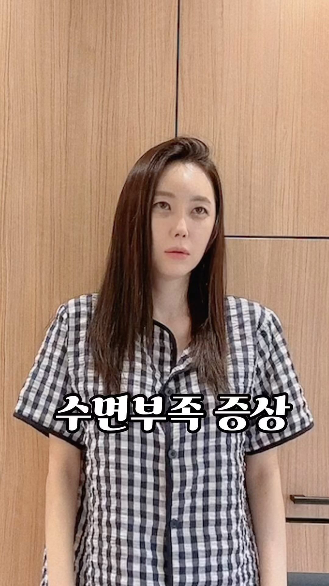✔️수면 부족증상
ㅋ ㅋ ㅋ
잠이 모자라거나 얕게 잤을 때,
담날의 모습을 재현해 봤어요.
😁😁😁
일단은 잠이 부족한 담날은
▪️기억력⬇️집중력⬇️스트레스⬆️
▪️면역력⬇️염증⬆️
▪️두통.어지럼증
▪️인지장애.우울,짜증
가장 기본적으로 위의 증상들이 있는데,
낮시간 희미하고 멍텅한 상태로는
집중도 잘 안되고
같은 일을 하더라도 시간이 2배3배 걸리더라구요.
'잠'의 중요성을 뼈저리게 느끼는거죠-
같은 시간 자더라도
수면의 질에 따라 담날 컨디션이 좌우되는데
특히나 중요한 일정이 있을때에는
더 잘 자려고 노력하고 있어요
💤
입면도 중요하지만
숙면의 중요성!
우리가 하루라는 시간안에
잠을 잘 수 있는 시간은 한정적이고
그 시간동안은 완벽히 쉬어준다면
피로감이 확 다르게 느껴지더라구요!
잘 자야해요.
잘 먹는것도 좋지만요.
특히나 요즘 피서철이기도하고
여행도 많이 다니실테고,
시차적응에,여독에,
잠자리 예민하신분들. .
꼭 도움받아보세요.
🙏🏻
담날 이상증세 없이,
(띵함.잠 덜깬 느낌)
편안하게 잘 잔 느낌이 들어요.
퓨어 릴랙스를 먹었을 때,
수면제처럼 드라마틱하게 뇌활동이 팍!
갑자기 불꺼지든 되는 느낌은 아니에요.
하지만 먹지 않았을때와의 차이는
확실히 느끼고 있어요.
특히나 많이 피곤하면 외려 잠을 못드는데,
그런 날 한 병 먹으니
좀 편안히 잠들더라구요.
수면의 질을 올리시고 싶으시다면
꼭 한번쯤은 도움받아 보세요.
먹고, 안먹고의
다음날 기운이 달라요.
⏰퓨어릴랙스는 월요일 오후 8시에 오픈됩니다⏰
우리 같이 꿀잠 자봐요
🫶🏻🙏🏻
#퓨어릴랙스
#수면음료
#수면드링크
#꿀잠템