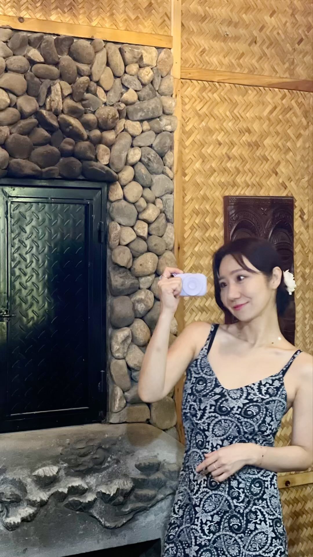 #협찬 #이메이션
카메라형태를 모티브로 한 외관이 눈에 띄는 예쁜
보조 배터리 이메지션이네요!! 퍼플,핑크,스카이블루
3가지 파스텔톤 색이 너무 이쁘죠~❤️
3제품 측면 인디케이터가 내장되어 배터리 잔량 및
고속 충전 표시를 확인 할 수 있어 퍈하고요!!
제품 자체에 C타입 케이블이 있어 별도의 케이블이
없이 활용가능하며 ’아이폰/갤럭시 기종‘ 모두 충전가능❤️
C타입 케이블은 스트랩으로 활용 가능하며, 타사 제품보다
편하게 들거나 걸어둘 수 있어서 굿굿~~ 고속충전도 가능합
.
🛒 : @imation_kr
.
#보조배터리 #미니보조배터리 #보조배터리추천 #고속충전 #