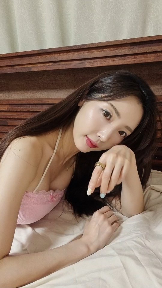 #광고 하루의 끝, 요즘 제가 꼭 확인하는 게 있어요 @ringconn_korea
바로 나의 모든 건강데이터가 자동 기록되는 초소형 헬스케어 스마트링, 링콘(RingConn Gen2) 💍
단순한 반지가 아니라 세계 최초 ‘수면 무호흡 모니터링’ 기능까지 갖춘 혁신적인 디바이스예요❄️
손가락은 손목보다 혈관과 가까워서 더 정밀하게 건강 데이터를 잡아주는데요, 심박수·혈중산소·체온·스트레스·피부온도·수면상태까지 전부 추적해주니 마치 손 위의 주치의 같달까요? 👨🔬
✔️ 디지털 트렌드 선정 추천 상품 & 2024년 가장 혁신적인 기술 제품
✔️ IFA 2024에서 최우수상
✔️ 최장 12일 지속되는 배터리 + IP68 방수
✔️ 4가지 컬러 · 4가지 사이즈 — 맞춤 키트 제공
✔️ 실시간 건강 데이터 차트로 루틴 관리 완벽
IFA 2024에서 최우수상을 받은 제품답게 기술력과 디자인 모두 만족스럽고 특히 일상 속, 수면중 실시간으로 변화되는 무호흡등의 수면관련 수치를 확인하면, 다른 웨어러블과 확실히 차별화된다는 걸 느껴요💍 와디즈에서 인기 상품으로 오픈! 알림 신청하시고 좋은 가격에 만나보세요🕊
(RingConn Gen2 링콘 스마트링 ₩400,000)
🏷 https://ringconn.com
#스마트링 #링콘스마트링 #링콘 #ringconn