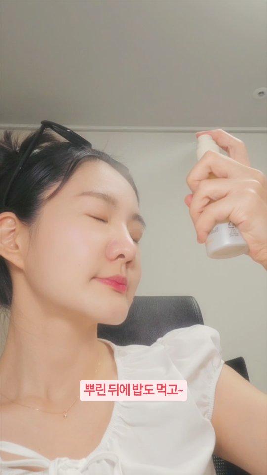 #광고 @sum37_official
요즘 비행기 많이 타시죠?✈️
비행기 탈 때마다 견뎌야하는 기내 건조함..🙊
다양한 제품을 써봤지만 결국 저의 선택은
💛숨37 시크릿 모공 세라마이드 버블 오일 에센스 미스트예요💛
속건조를 쫀쫀하게 잡아주면서 건강한 꿀광까지 맴돌아요✨️
뿌릴 수록 피부 장벽은 더 좋아지구요😆👍
건조주의보해제 ✈기내 추천 미스트!
건조한 환경 어디에서든 간편하게 보습장벽충전🔋
❤ 여행 필수템으로 꼭 챙기세요 ❤
1️. 시크릿 에센스 – 버블 – 오일 3층상 제형으로 #보습장벽케어
2️. 단 1회 사용으로 즉각적 수분 충전*
3️. 뿌릴수록 더 좋아지는 피부 장벽 리페어 효과*
🔍 간편하게 들고다니기 좋은 퀵-이지 사이즈로
언제 어디서나 보습장벽 충전부터 메이크업 프렙까지가능한
뿌리는 시크릿 스프레이 세럼
* 연구 기관: 피엔케이피부임상센타(주)
연구 기간: 2025.01.07~2025.02.12
대상: 32명(남성 9명, 여성 23명 / 평균연령 51.531세)
#숨37#시크릿버블미스트#시크릿스프레이세럼#보습장벽미스트#여행필수템#승무원미스트#기내필수템