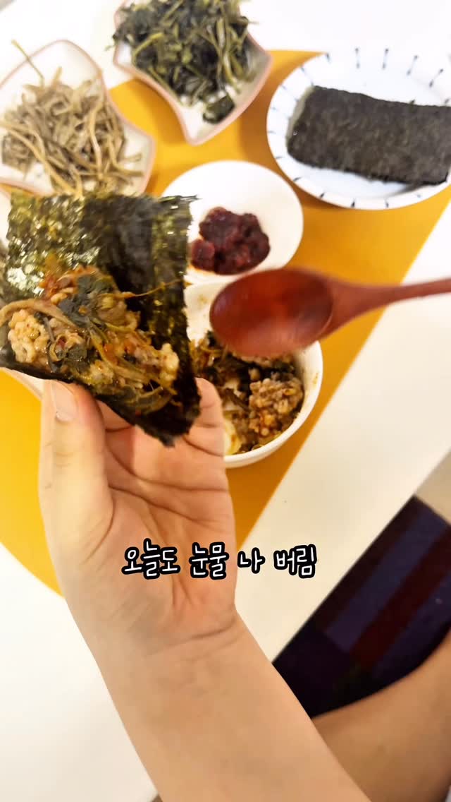#광고 오늘 눈물날뻔...
야근 끝나고 집에 와서 냉동실 열었는데,
엄마가 해주던 나물이 그렇게 먹고 싶더라구요.
시골에도 못 가고, 명절에도 집밥이 그리운 순간…
저는 진짜 울 뻔했어요.
그럴떈 모두의집밥 나물
국내산 나물만 사용해서 믿음이 가고,
개별 포장이라 깔끔하게 보관하기도 좋아요.
조리법도 너무 간단해서 전자레인지 1분 20초, 끓는 물 3분,
혹은 팬에 2분만 볶아주면 끝!
바쁜 자취생인 제게는 정말 완벽한 솔루션이에요.
하루 종일 피곤했는데,
따끈한 밥에 나물 얹고 비벼먹는 순간
엄마 집밥 같은 맛에 진짜 위로가 되더라구요.
한 상 가득 차려내도 10분이면 충분.
야근하고 돌아온 밤 11시에,최애 밥상을 이렇게 쉽게 완성할 줄이야!
국내산 나물의 신선함 + 간편 조리 + 엄마 손맛 같은 위로
이 세 가지가 다 담긴 건강 반찬이라 정말 만족도 최고예요.
솔직히 이거 모르는 사람 없게 해주세요.
저처럼 야근하는 자취생들,
엄마 밥 그리운 분들께 꼭 추천하고 싶어요
@zipbabmarket_sale
#추석음식 #명절음식 #제사음식 #명절나물
#건나물 #비빔밥재료 #비빔밥나물세트#자취생필수템
#냉동실쟁여템