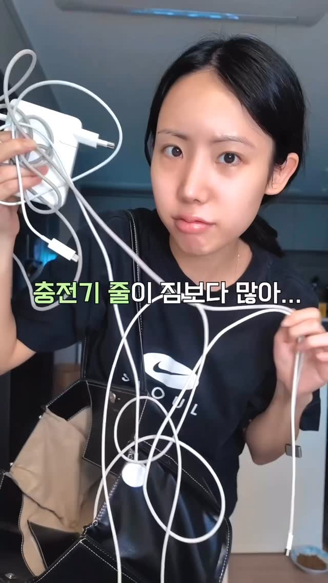 삶의 질 1000%⬆️ 외출, 여행 필수템🪫 아직도 충전기 줄 다 들고다녀..? 이거 하나로 여행 준비까지✨
디버스 3in1 미니 맥세이프 고속충전 5000mAh 보조배터리!ᩚ
요즘 이거 하나만 들고 다니면 다 충전할 수 있어서 삶의 질 상승 1000%🔥
1. 5000 mAh 배터리 용량
- 일반 스마트폰을 1회 이상 완충할 수 있는 충분한 용량
- 2시간 내 완충 가능 빠른 속도
2. 3‑in‑1 멀티충전
- 맥세이프(MagSafe) 방식으로 아이폰 또는 Qi2 지원 기기를 무선충전
- 애플 워치, 에어팟 등 다른 애플 기기도 동시에 충전할 수 있음
3. 고속 유선 충전
- USB‑C 포트를 통한 최대 20W 고속 유선 충전—보조배터리 자체와 외부 기기 모두 충전 가능
4. 컴팩트 & 경량 디자인
-신용카드 9장 두께 수준의 초미니 사이즈 (예: 약 3.3″ x 2.36″ x 0.42″)
- 알루미늄 합금 또는 프리미엄 소재로 제작되어 내구성 및 방열 효과 탁월
5. 안전성과 스마트 보호 기능
- 과열, 과충전 방지를 위한 스마트 보호 회로 내장.
- 배터리 잔량이 부족할 때 자동 절전(트리클 충전) 모드 적용
6. Qi2 / MagSafe 정렬 기능
- 사용자 위치에 상관없이 자석으로 자동 정렬되어 고속 충전 안정성 제공
#맥세이프보조배터리 #보조배터리 #여행용보조배터리 #기내반입보조배터리 #3in1보조배터리 #애플워치보조배터리 #에어팟보조배터리