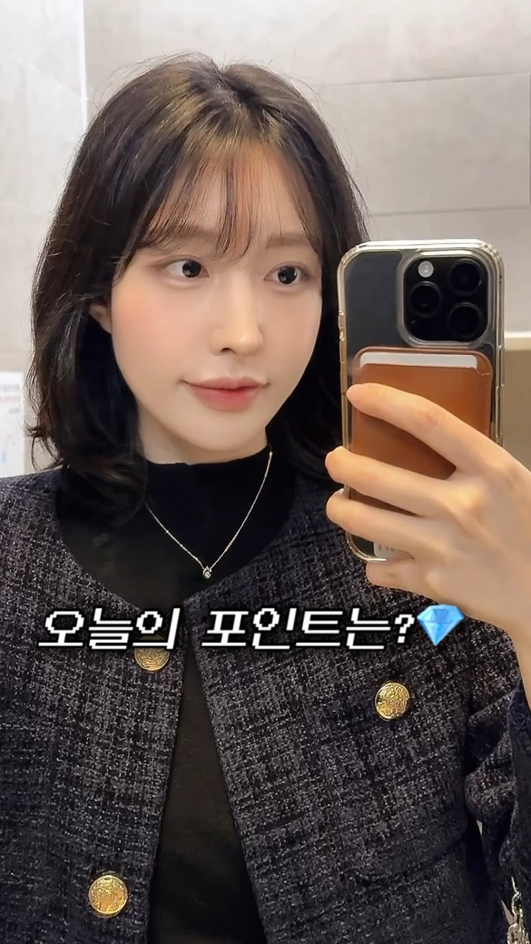 @noblatio_ @noblatio_insta #노블라티오
이번에 소개할 목걸이는 5부 천연 다이아몬드가 세팅된 18k 목걸이에요. G칼라, VVS1 등급으로, 천연 다이아몬드 특유의 반짝임과 고급스러움을 느낄 수 있어요.
화이트골드뿐만 아니라 로즈골드, 옐로우골드로도 제작 가능하고 체인 업그레이드도 가능하답니다!
포장도 정말 고급스러웠는데요, 케이스와 쇼핑백, 캘리그라피 카드가 함께 들어있어요. 카드에는 드라이플라워 장식과 은은한 향기도 나서 선물 받는 느낌이 더 특별했어요😌
또한 18k 제품이라 체인이 끊어지거나 광택이 떨어져도 AS와 폴리싱이 가능해서 오래도록 반짝임을 유지할 수 있어요.
배송은 당일 발송 가능하고, 서울·경기 지역은 퀵 배송도 지원하며, 종로 매장 방문 상담도 할 수 있어요.
여자친구나 아내분 프로포즈, 결혼기념일 등 특별한 날 선물로도 추천드려요!💕
#결혼기념일선물 #와이프생일선물