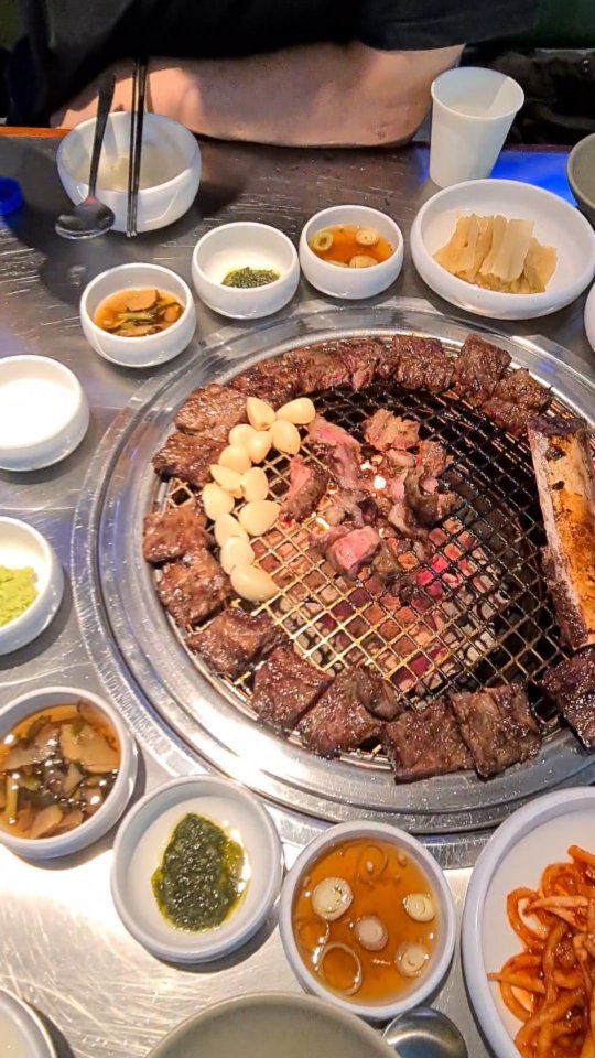 #thisisit 아우 이날을 위해 내가 일했지☺ 진짜 행복이 별건가요?? 
육즙팡팡 숯불향가득 수원왕갈비에 카사한잔이면🍷 
녹는다 녹아 멜팅그잡채😉
육회에 한잔 고기에한잔 옴뇸뇸😋 그리고 마지막에 된장술밥까지 가득먹고 나오면??
아주 배뚠뚠 뚜드리며 행복했다 외칠수있잖아요😆

식당정보는 다음피드에서 자세히 작성해볼께용🤟

#수원왕갈비맛집 #남이꿔주는고기 #불쇼도볼수있다 #청기와타운부천중동점 #청기와타운부천 #청기와타운부천점