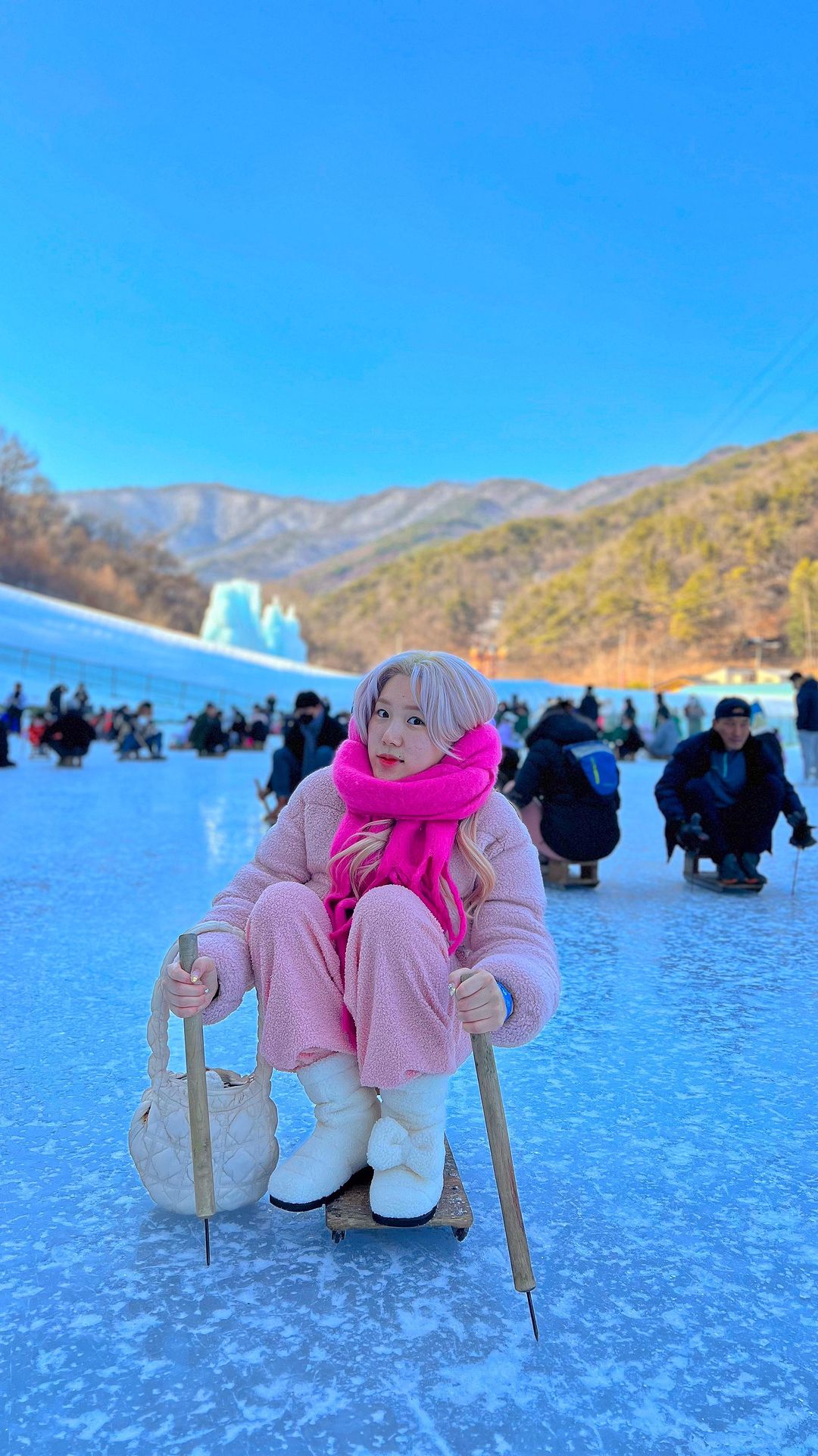 새해복 많이 받고 계신가요😊

저는 새해 첫날 얼음축제가 열린 
청양 알프스 마을에 다녀왔어요♥️

작년에는 조금 늦장부리다가 늦게 도착해서 
실컷 놀지 못했는데 🥹
올해는 알차게(?) 놀고 온거 같아요😆😆

짚라인과 깡통기차는 패스하고 눈썰매 얼음썰매만타고 왔는데도
왜 이렇게 지치는거죠😅

📍청양 알프스마을
충남 청양군 정산면 천장호길 223-35

🚗주차장 있으나 만차되면 골목에 주차하고 걸어가야해요!

⏰주간 9시~18시 야간 18시~21시
(1월 1일~2월12일 까지 운영)

💰입장료 8천원 썰매 2만원 
(네이버 예약시 썰매포함만 할인 / 구매 후 당일 사용불가)
*짚라인 왕복 (10.0) 깡통기차 (5.0)

✅작년에는 12시이후에 도착해서 주차하는데만 한시간걸렸어서
이번엔 조금 일찍 출발했더니 비교적 수월했어요!
평일은 어떨지 모르겠으나 주말에 가신다면 12시 이전 방문 추천드려요😅 저희 네시쯤 나올때도 차 엄청 줄서있더라구요😳

#노햐_충청도 #노햐_청양 #청양 #청양가볼만한곳 #청양알프스마을 #청양알프스마을얼음축제 #알프스마을 #알프스마을얼음축제 #얼음축제 #빙벽 #눈썰매 #청양여행 #여행 #여행소통 #여행기록 #여행지추천 #겨울여행 #겨울왕국 #여행그램 #당일치기여행 #충남청양 #아이와갈만한곳 #아이랑가볼만한곳 #아이랑여행