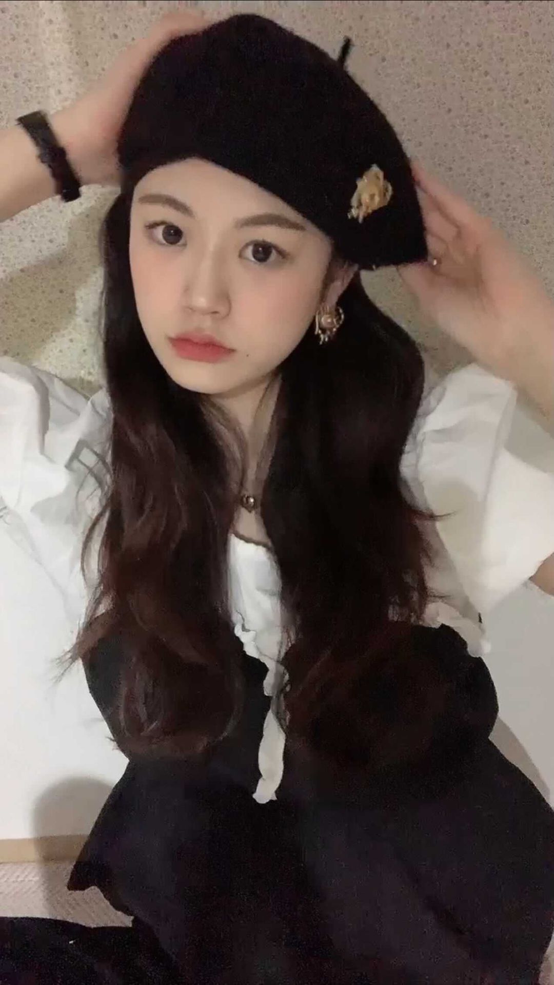 #광고 
그럴때 있잖아 .. 가끔 멋쟁이가 되고싶은 그런날 .. 🐚🎓
난 그럴때 스튜디오 포조 아이템을 착용해 💭🤍

유니크한 주얼리 좋아하는 사람 헤쳐모여 ! ! 
조금 과한가 ? 하는 생각 들어도 착용하면 마음바뀜 🤧

#주얼리#스튜디오포조#귀걸이#패션#목걸이#반지#팔찌#브로치#브로찌#핀#패션브랜드#브랜드#패션코디#스타일링#트렌드#주얼리추천#studiopojo#pojo#패션아이템#패션그램