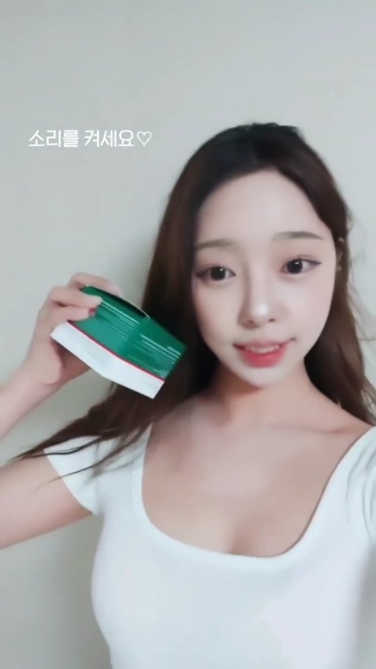 #광고

메디큐브 시카라인 쓰다가 이번 기회에 클렌징밤도 써보게 됐는데

저자극에 너무 촉촉하고 눈화장도 쉽게 지워지는 게 민감한 저에게 딱 맞춘 제품 느낌이 들어요♡
기초라인은 물론 클렌징까지 정말 잘 만드는 메디큐브!!!

국내 최초로 병풀 가루가 들어가있어서 저자극 딥클렌징에 도움을 준대요

실제로 클렌징 후 얼굴이 매끈매끈 너무 부드러워졌어요
요즘 시카 들어간 제품이 넘쳐나는데, 딥클렌징 밤은 다른 저렴이들과 달리 
진짜 진정 효과 있는 병풀가루가 들어가있고 진정 특허 성분이 함유되어 있어서 진정 효과가 확실해요

너무 순하고 촉촉한데 화장도 잘 지워주고 2차 세안도 필요 없어서 너무 좋아요
진정 보습 특허 성분, 저자극 특허 성분이 있어서 저 같은 민감성 피부들도 쉽게 쓸 수 있어요
블랙헤드가 고민이어서 구매했는데 코에 있는 피지를 싹 녹여주니 매끈매끈해지고 너무 좋아요
여드름성 피부 적합 클렌징이라서 안심하고 쓸수 있어요
물 묻혀서 롤링해주면 하얗게 유화가 되는데 이 때 블랙헤드가 제거되고 잔여감이 없습니당 

#클렌징밤 #메디큐브 #medicube #AD #시카 #요철없애는법 #클렌징추천 #시카클렌징밤