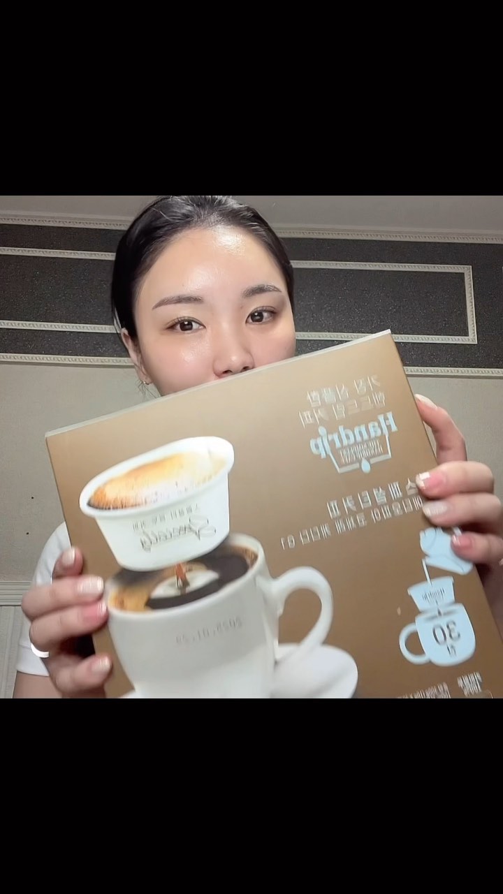 #협찬 #광고 #제품제공 

@aromavillecoffee
#아로마빌핸드립커피

⭐️핸드립 오리지널 체험키트 행사⭐️
2월 한달 간 
 ”스마트 스토어, 공식쇼핑몰“에서
 핸드립 오리지널 체험키트
 (오리지널 4종 스틱+드립퍼 4개+종이컵 1개)를 
 배송비 3000원 결제시 이용하실 수 있습니다.
⭐️ 스마트 스토어 : https://url.kr/l8vbx4
⭐️ 공식쇼핑몰 : https://c11.kr/1ad0a

✔️ 질소충전 포장으로 신선함 upup
✔️ 특허받은 드리퍼+믹스커피처럼 간편하게 홈카페 완성
✔️ 아프리카, 남미등에서 공수한 프리미엄 등급의 원두사용
✔️ 맛과 향이 풍부한 핸드립 커피
✔️HACCP 및 ISO22000 인증으로 위생적인 생산
✔️집, 뢰사, 캠핑 등 야외활동 시 간편하게 마실 수 있는 커피
✔️핸드립 커피는 정직한 커피를 만드는 착한 사회적기업
 💝 #아로마빌커피 💝

1월에 출시한 신상품 아로마빌 
핑크솔트 크림라떼 먹어보고싶지만 
다이어터는 참아야쥐🫠
집에서 센터에서 핸드립커피 내려먹으며
입맛 죽이기,,❤️‍🔥❤️‍🔥