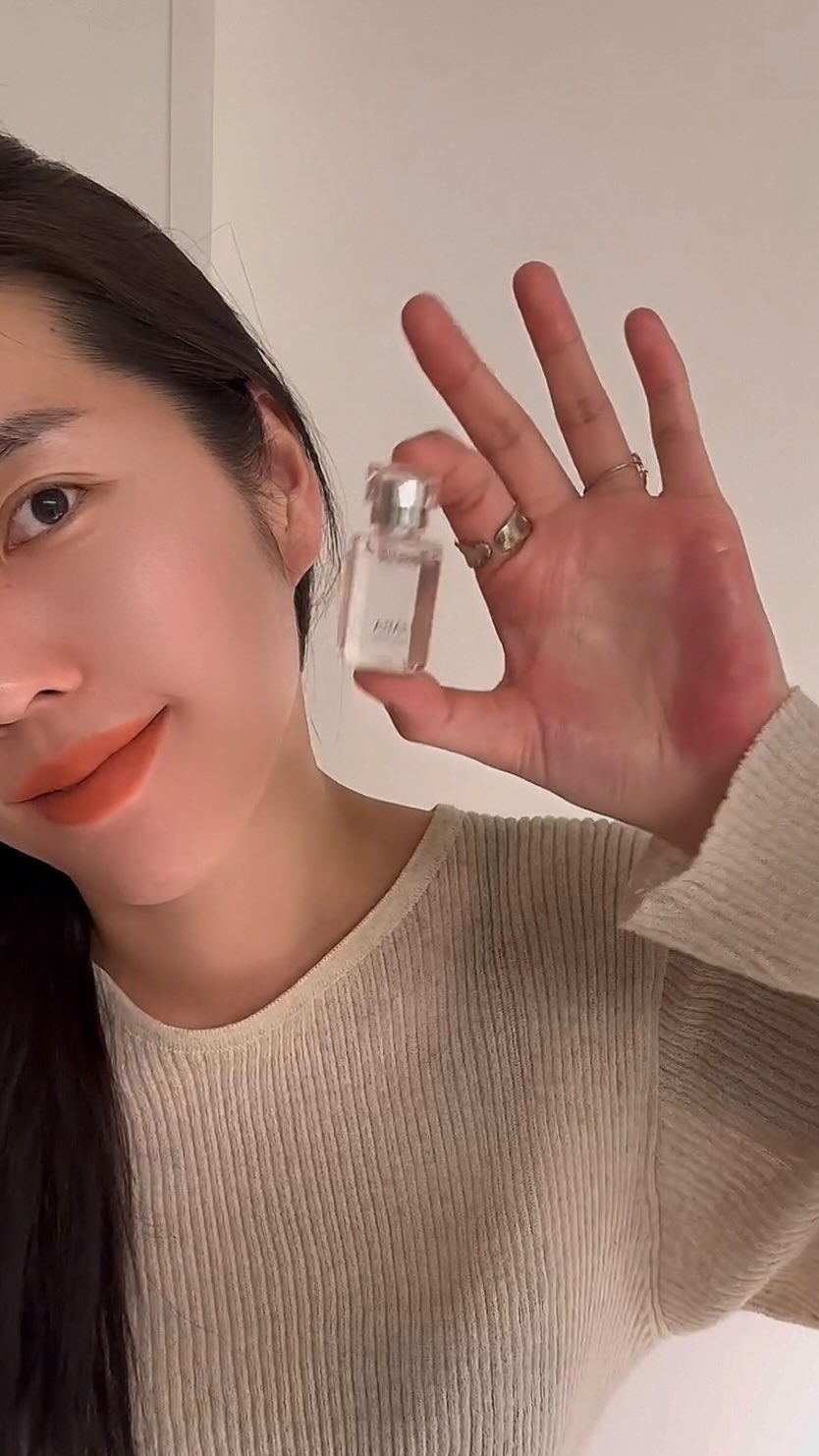 #협찬 #스쿠알란

오일 1방울로 피부에 보습효과를 주는
#하바스쿠알란 을 사용해봤어요!

특히 트러블피부 #민감성피부추천템 으로도 유명한 스쿠알란 성분!!!!! 보습제품인만큼  #건성추천템 이기도 해요.

스쿠알란은 원래 피부 수분의 근원인 성분이잖아요.
건강한 피부라면 우리 피부에 3~4%정도 존재하는 천연 오일 성분이에요. 

스쿠알란 제품을 처음 입문하게 해준 하바스쿠알란! 첨가물 , 방부제 1도 안들어간 착한 성분이에요. 얼굴 외에도 머리카락에 발라도 보습효과를 줘요. 온 가족 바디케어, 튼살에도 가능! 한 방울만 톡 떨어뜨려서 얼굴에 발라줘도 강력한 보습효과를 주더라구요. 

오일이라 얼굴에 기름기가 생겨서 트러블이 더 생길 줄 알았는데 실제로 발라보니 오일처럼 기름이 둥둥 뜨는게 아니고, 보송하게 마무리 돼요. 그리고 성분이 순하니 아침 저녁으로 발라줘도 자극1도 없어서 열심히 피브에 스쿠알란 영양분 공급 중입니다. 

용량이 15ml 이지만 이게 무려 3개월정도 사용가능해요. 그만큼 한방울로도 충분한 보습효과를 준다능 .. 

아무튼간에 #피부보습효과 #보습력 에 너무나 좋은 제품 👍👍

#롯데면세점 에서도 구매가능합니다.

#남녀노소최고아이템 #보송한피부 #천연유래성분