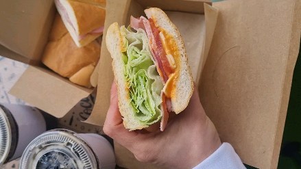 부드러운 바게트 🥖
싱싱한 양상추🥬 햄🥩, 토마토🍅,치즈 🧀
맛있는 소스!! 크기도 완전 커~~ 👍 
.
.
로드샌드위치 먹어야징!
.
.
#광고 #로드샌드위치 #방이동샌드위치 #송파샌드위치 
#샌드위치 #샌드위치맛집 #서울관광 #서울여행 #한국관광 
#신선한재료 #깔끔한맛 #또먹고싶다
