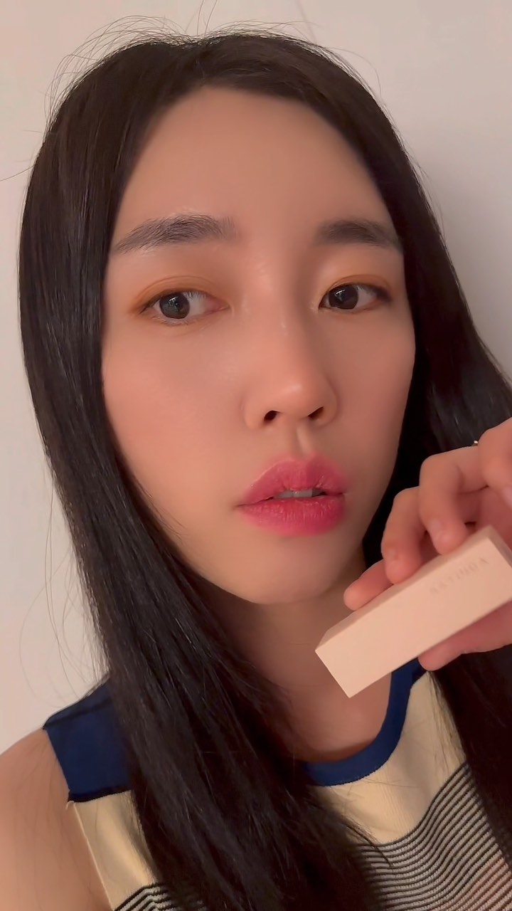 #협찬 #립스틱추천 #펄립스틱 
@natinda_official 

이번에 #타투립스틱 으로 사용해 본 립제품 !!
#나틴다매직타투트윙클립스틱 소개해볼게요.

발림성 좋고, 입술에 착 밀착되는 느낌이 너모 부드러웠던.
투명립베이스인데 입술의 체온과 수분과 만나 예쁜 #핑크립스틱 컬러로 바뀌는 반전립스틱이에요.
은은한 펄감이 영롱하고 예쁜 핑크 #트윙클립스틱 촉촉한 고보습 때문인지 촉촉한 #립밤 느낌도 났어요.

시간이 지나고 발라놓은 립이 지워지고, 세안 후 다음날이 됐는데도 #타투립스틱 답게 은은한 핑크색이 입술에 남아있어서 쌩얼인데도 립색깔이 남아있을만큼 지속력도 좋아요.

일부러 바르고 물티슈로도 지워봤는데 립색깔은 유지되고 묻어남도 없었어요!

#반영구립스틱 이라 물놀이 갈 때나 민낯 메이크업 할 때 #쌩얼립스틱 #지속력좋은립스틱 찾으시는 분들께 너무 좋을 듯!

#나틴다 #착색립스틱 #립스틱선물 #여자친구선물 #여자친구선물추천 #립스틱 #타투립 #반영구립