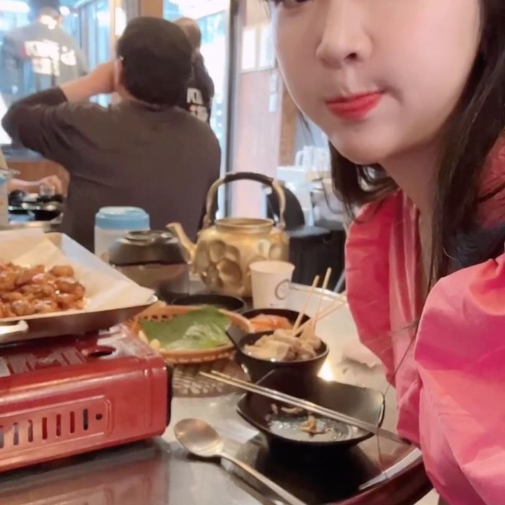오늘은 저녁방송 전에 야무지게 알곱창 얌얌😋
밤방송까지 하는 날에는 체력에 부칠때가 있는데
이번 주 막방은 꿀때기 파워 빔- 쏘고 마무리 했습니당!

알곱창은 쫠깃쫄깃 퍽퍽하지 않은 윤기에 적당히 매콤해서 자꾸만 더 땡기는 맛이에요. 그리고 나는 구운 통마늘이 그렇게 좋더라😚

❣️맛있게 먹는 방법
1. 깻잎에 알곱창2개 통마늘 1개 마요 듬뿍
2. 쌈무에 알곱창 2개 싸서 얌얌

❣️레트로한 무드 뿜뿜에 사진 찍기에도 좋아요, 요 시대에 살아보진 않았지만 왜 이런 분위기는 늘 흥미로울 까욤🤭

🅿️주차는 뒷 건물(근신빌딩)

•
#광고#곱창맛집#푸딘코#푸딘코맛집#꿀때기#꿀때기곱창 #곱창#서울맛집#서울곱창#먹스타그램#마포맛집#마포역맛집#마포곱창#마포알곱창#마포곱창맛집 #쇼호스트일상