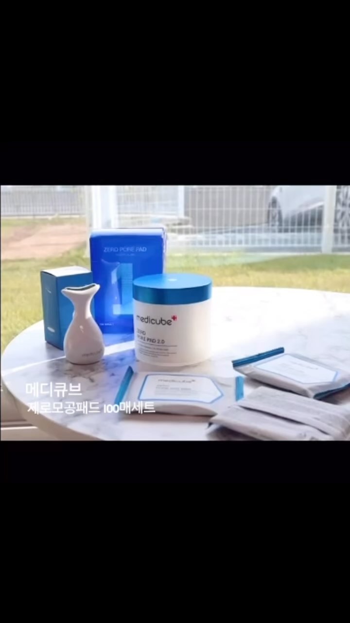 #광고 @medicube_korea 

날씨가 뜨거워지면서 점점 열리는 모공&블랙헤드가 고민인사람? 주목!! 예전에 피드에 올렸던 그 제품! #패드장인 #메디큐브 #제로모공패드 2.0 에요!

각질과 모공 속 노폐물을 깨끗하게 하고 매끈하고 촉촉하게 정리 해주는데요 사용할수록 마음에 들더라구요!🤭

요 패드가 11가지 인체적용시험을 완료한 모공 타이트닝 효과 제품으로 피지 개선은 물론 각질 및 노폐물 제거에 도움을 주는 패드랍니다!

2억 8천만 장, 11만 후기 (23년 3월 기준) 돌파할 만큼 한번 써보면 재구매하게 만드는 메디큐브 1등 모공패드!

5월 한정, 제로 모공 패드 100매 대용량 세트를 65% 할인가에 공식몰 단독 판매하며, 23년 특별히 3만원 상당의 2 in 1 쿨링스틱 증정해준다고 해요

사용할수록 마음에 드는 인생패드🤗 
믿고쓰는 메디큐브 제로모공패드 모공없는 수분탱글한 피부 가꿔보자구요:)
.
#메디큐브#medicube#제로모공패드2.0#모공타이트닝#모공패드#모공관리#각질관리#피지관리#AD#@medicube_korea
