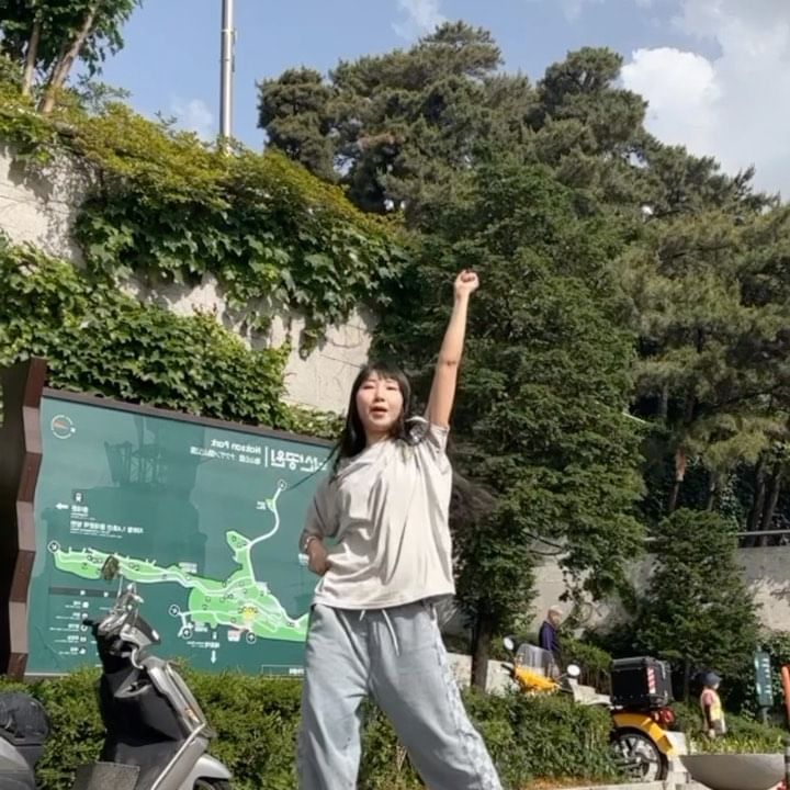 💚낙산공원에와썹🤷‍♀️💚
.
.
#스탠다드에러#반팔티#반팔티셔츠 #원마일웨어#반팔티추천#standarderror#스탠다드에러반팔티셔츠#ティーシャツ #릴스 #댄스 #낙산공원 #혜화 #reels #korea #dance