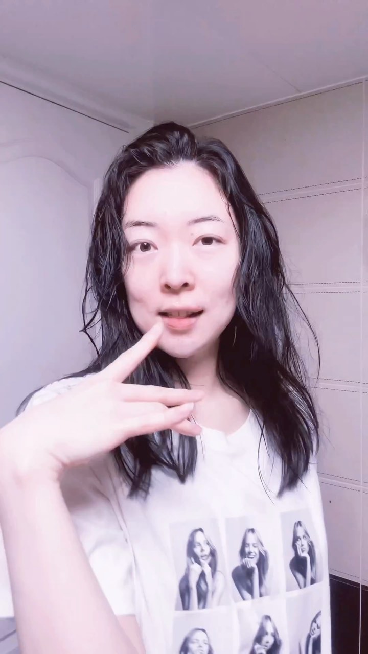 #광고 #디지토 

디지토 클렌징폼 + 앰플 젤 크림 함께 사용해봤어요!
릴스로 스킨케어 루틴 만들어봤습니당🤍

STEP 1. 비타민 필링 스크럽 딥 클렝징 폼
스크럽과 클렌징을 하나로 합친 클렌징 폼입니다! 피부 PH를 지켜주면서 저자극으로 부드럽게 진정되는 클렌징을 하고 있어요~!
판테놀이 함유되어 있어 피부 진정에 도움을 준다는 뽀인트와 비타민C 함유로 항산화 작용 EWG 1-2(숫자가 작을수록 안전한 성분을 뜻해요!) 을 해줘요🫧✨
🌱스크럽과 클렌징 올인원 & 저자극•수분진정

STEP 2. 마데카 앰플 젤 크림
유분기 없는 투명한 앰플 젤 크림! 재생크림으로도, 촉촉한 데일리 크림으로도 사용하고 있습니다🥰 클렌징 폼 사용 후 필링 된 얼굴에 마무리 해주었는데 맑은 제형이라 저는 스킨, 로션 없이 바로 발라주었어요 텍스쳐와 마무리감👍🏻 크림과 앰플을 하나로 합쳐 간편하고 마데카 함유 병풀 추출물 50% 함유한 시카성분으로 피부 개선까지!
🌱레이저 시술이나 점 뺀 후 재생크림으로 사용 가능해서 더 좋아요~!

🌱무엇보다 가성비…..😶‍🌫️✨

https://smartstore.naver.com/7356789/products/8420780554?

#시카크림 #진정크림 #병풀추출물 #레이저시술후재생크림
#디지토마데카앰플젤크림 #점뺀후관리 #피부과재생크림
#수분보습크림 #수분크림#스킨케어#클렌징폼#스크럽클렌징폼#스크럽폼클렌징#비타민폼클렌징#비타민클렌징폼#딥클렌징#딥클렌징폼#스크럽필링#각질제거스크럽#필링크림#kbeauty#skincare