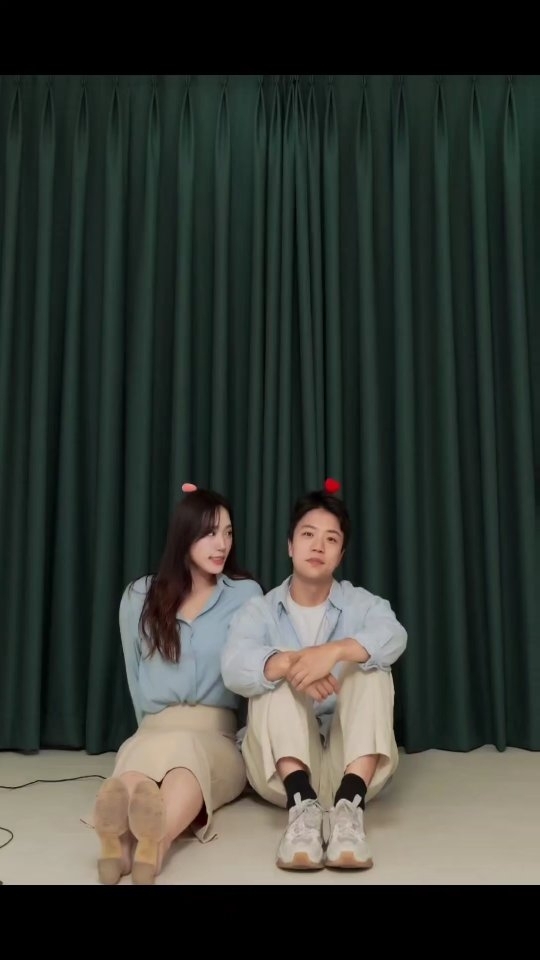 #협찬  사진도 찍었으니 이제 결혼만 남았어💋

[미비포유 셀프 스튜디오 사진관 ] @studio_mebeforeyou 
역삼역 도보 5분거리에 위치한 미비포유 셀프 스튜디오는 무인 스튜디오로 촬영부터 인화까지 100% 셀프로 이용하는 무인셀프스튜디오에요!📸

필터는 베이직•빈티지무드•흑백으로 다양하게 선택할 수 있고, 2인 기준 4장 인화 + 고화질 원본 파일 전체를 추가요금 없이 카톡이나 이메일로 받을 수 있어요!📩

일반 인화지는 엽서같은 종이느낌의 인화지여서 벽면에 포스터처럼 꾸밀 수 있어서 좋았고, best컷은 반짝반짝 사진에서 광이 나는 유광 인화지로 인화해 사진첩에 보관해놓기 좋아요📒

미비포유 셀프스튜디오는 2-4인이 찍기 적당하고, 왕관이나 꽃다발 등 소품이 구비되어 있어서 다양한 컨셉으로 촬영 가능한 사진관이랍니다🫶

강남으로 데이트하러 어디갈지 고민이라면 
미비포유 스튜디오 추천드려요! 📸