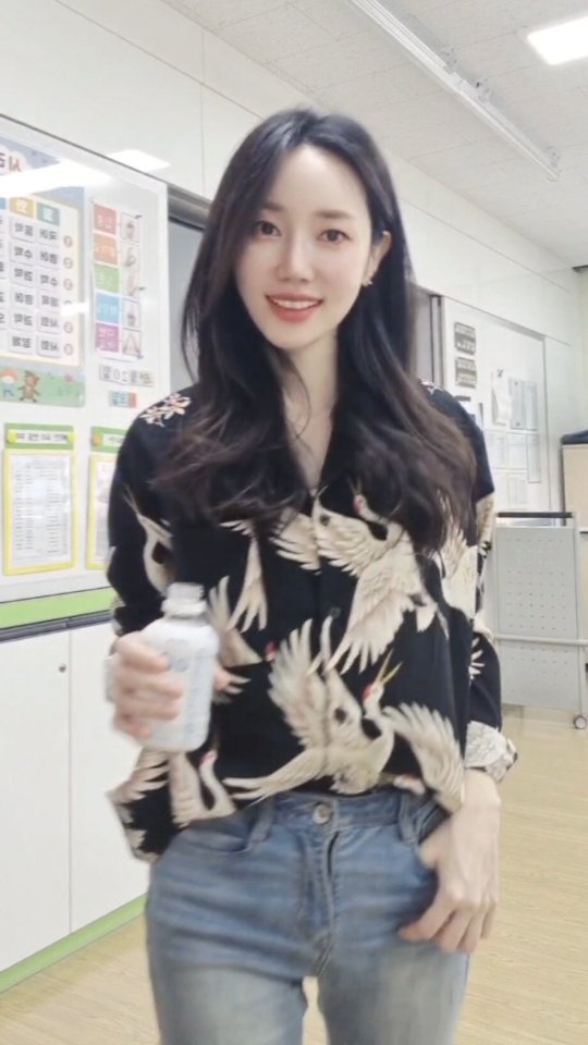 직업병으로 인해 슬프게도 웬만한 소음에 강해진 나인데... 오늘 우리반 아이들 이상하게. 참. 많이. 소란스러워서 방과후 바로 커피수혈 중. 후, 살겠다ㅋ😌 
#정말왜요왜요왜 #오늘따라왜이래 #노래가사가딱이네 #내일은잘하자

I love sweet coffee ☕️

#학무늬블랙블라우스 #교사수명67세 #실화니😭 #방학있어서그나마67세일듯 #그래도교사는하고싶어 #천직인듯 #교사스타그램