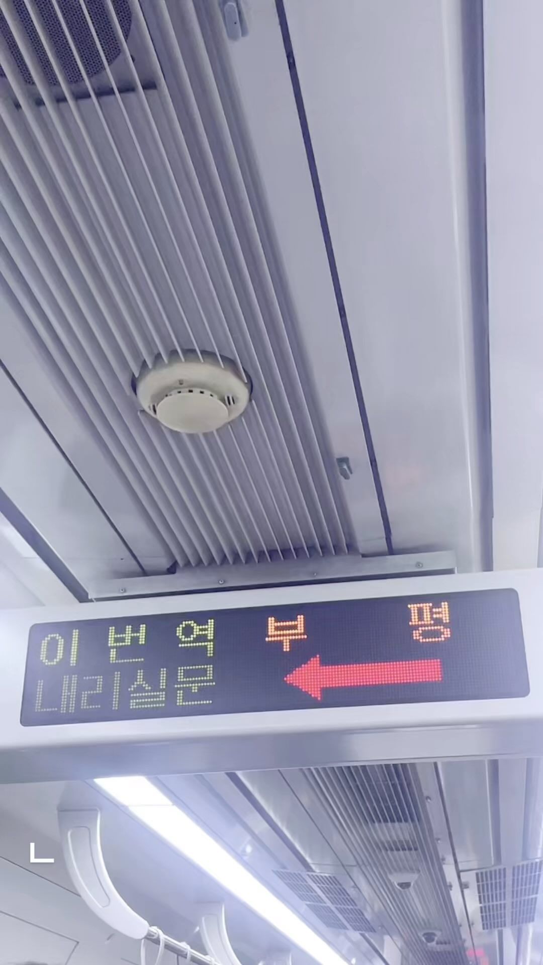 안녕하세요 오늘은 스냅스타일을 다녀왔어요!
부평 문화의거리에 위치해있어 대중교통으로도 쉽게 찾으실 수 있는 위치입니다!! 
스튜디오카 카페같은 분위기의 인테리어로 되어있어 예쁜 디자인의 인테리어를 자랑함을 동시에 조명과 많은 거울로 어디에서도 사진이 잘 나오는 것 같아요💙
인위적이지않고 자연스러운 1:1보정을 해주셔서 너무너무 좋았어요!
각종 헤어스타일링이 가능한 헤어용품은 물론 탈의실도 따로 구비되어 있어 촬영용 의상을 따로 챙겨오셔도 쾌적한 탈의실에서 의상 교체가 가능하다는 점이 가장 좋았습니다
저는 증명사진 여권으로 찍었는데 증명사진의 경우 컬러배경도 다양하게 갖추고있어 원하는 배경색 증명사진도 촬영이 가능했습니다 
타 스튜디오에 비해 20분의 보다 여유로운 촬영 시간을 제공하여 더욱 여유있는 촬영이 가능합니다! 시간이 아주 여유롭고 넉넉해요!
꼭 예약하고 가시는 것을 추천합니다!!
셀프촬영 원본파일 구매의 경우 2만원의 비용이 발생하나 현재 리뷰 이벤트 중으로 무료로 받아볼 수 있다고 들었습니당
#광고#스냅스타일#부평사진관#인천사진관#부평셀프사진관#부평셀프스튜디오#인천셀프사진관#인천셀프스튜디오#인천데이트#인천데이트코스#인천가볼만한곳#인천놀거리#부평가볼만한곳#부평놀거리#부평데이트#부평데이트코스#부평문화의거리#부평프로필사진#인천프로필사진#부평프로필#인천프로필