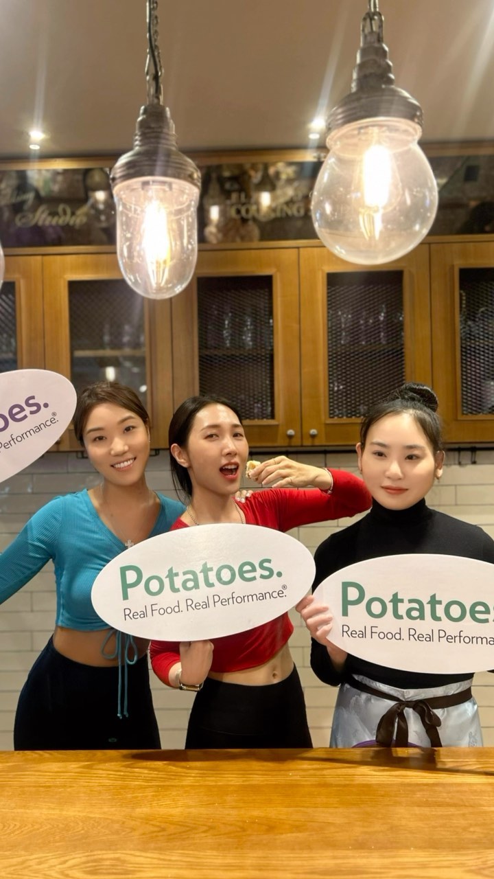 🥔 소리를 켜주세요 🎶
내 생에 첫 쿠킹클래스 😜
감자로 다이어트 도시락 만들기!!
복합탄수화물인 감자는 포만감을 오래 유지시켜주고
비타민과 칼륨이 풍부해서 붓기를 빼주고
다이어트 하는데 도움을 줄 수 있어요 :)

이제 고구마 대신 감자는 어떠신가요?
분말로 되어있어 보관도 편하고
우유만 데워 섞어주면 바로 메쉬드 포테이토 완성!!

집에서 뇨끼도 편하게 만들고,
감자전도 쉽게 만들 수 있을 것 같아요😆

#쿠킹클래스 #삼성역 #오크우드호텔 #에렉스알앤디센터 #팀포테이토 #미국감자 #감자분말 #쉬운요리 #다이어트도시락 #다이어트식단 #감자샐러드 #감자유부초밥 #운동하는남자 #운동하는여자 #자기관리 #식단 #다이어트 #유지어터 #필라테스