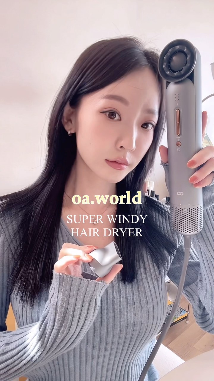 #협찬 @oa.world

출시하자마자 완판 된 오아 슈퍼윈디 드라이기🤍🩶2차판매 시작했다고 해요! 오래 기다린 만큼 주문폭주중이라는데요! 진짜 제가 직접 사용해보고 너무 좋아서 스토리에도 올린만큼 찐 으로 좋드라구요😍 긴머리도 5분만에 마르는 태풍급 초강력 바람에다가 에센스 없이 드라이만 해도 부드럽고 엉킴없는 비단결 머리를 만들어주어요😌🤍

긴머리도 5분만에 완벽건조되며 출근시간 드라이 전쟁 종결템이랍니다! 항공기 엔진을 담은 BLDC-Z 모터의 강력한 바람으로 태풍보다 강력한 23m/s의 바람 (*태풍 평균 초속 17m/s)이래요😂 건조할 틈 없는 촉촉한 음이온 바람~~~💨 별도 구매 가능한 트리트먼트 노즐로 에센스 없이 드라이만해도 엉킴 없고 향기로운 스타일링 가능해요! 작고 가벼운 사이즈로 휴대가 편리하고 여행용 가지고 다녀도 손색없어요!

4가지 온도, 3가지 바람 세기로 헤어 손상도에 맞춰 자유롭게 조절 가능하구요~ 과열방지 센서가 있어 NTC 온도센서로 두피, 모발의 손상을 최소화 시켜준답니다! 마그네틱 체결 형식의 노즐을 간편하게 바꿔 끼울 수 있어요! 착! 하고 달라붙어요🤭 스타일링 노즐, 에어디퓨저 노즐 무료 증정이고 신규 출시 트리트먼트 노즐은 별도구매 상품이에요😉 진짜 신세계 슈퍼윈디 드라이기 너무 좋네요오🥰

#오아 #슈퍼윈디 #슈퍼윈디드라이기 #헤어스타일 #드라이기 #드라이기추천 #헤어드라이어 #해어드라이기 #미용실드라이기 #여행용드라이기 #저소음드라이기 #음이온드라이기 #전문가드라이기