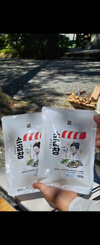 #제품제공 캠핑가서 소곱창 오또케먹니🤔⁣
⁣
어반3구에 식켜먹자 소곱창 구워먹어봤는데⁣
너무 간편한데 진짜 맛있더라구요⁣ও
⁣
자연해동 후 넣고 닫아서 앞뒤로 굽기만했는데..⁣
아주 노릇노릇 맛있게 구워지더라구요⁣❣❣
⁣
곱이 아주 포슬포슬하고 꽉차있는데⁣
잡내는 전혀 나지않고 ⁣
가격도 가성비 좋아서 넘 좋은거같아요⁣🙌
⁣
구우실 때 허브솔트 살짝 뿌리시고⁣🧂
참소스에 꼭 찍어드세요.ᐟ
너무 맛있어요⁣ও
⁣
식켜먹자 소곱창 🐮 @sigkyeomeogja
⁣
#소곱창 #캠핑메뉴 #캠핑음식 #캠핑밀키트⁣
#캠핑한끼 #캠핑음식추천 #식켜먹자소곱창⁣
#식켜먹자 #식켜먹자곱창 #바베큐메이커 #캠핑⁣
#어반콘크리트 #어반3구 #캠브리즈 #토리네푸드