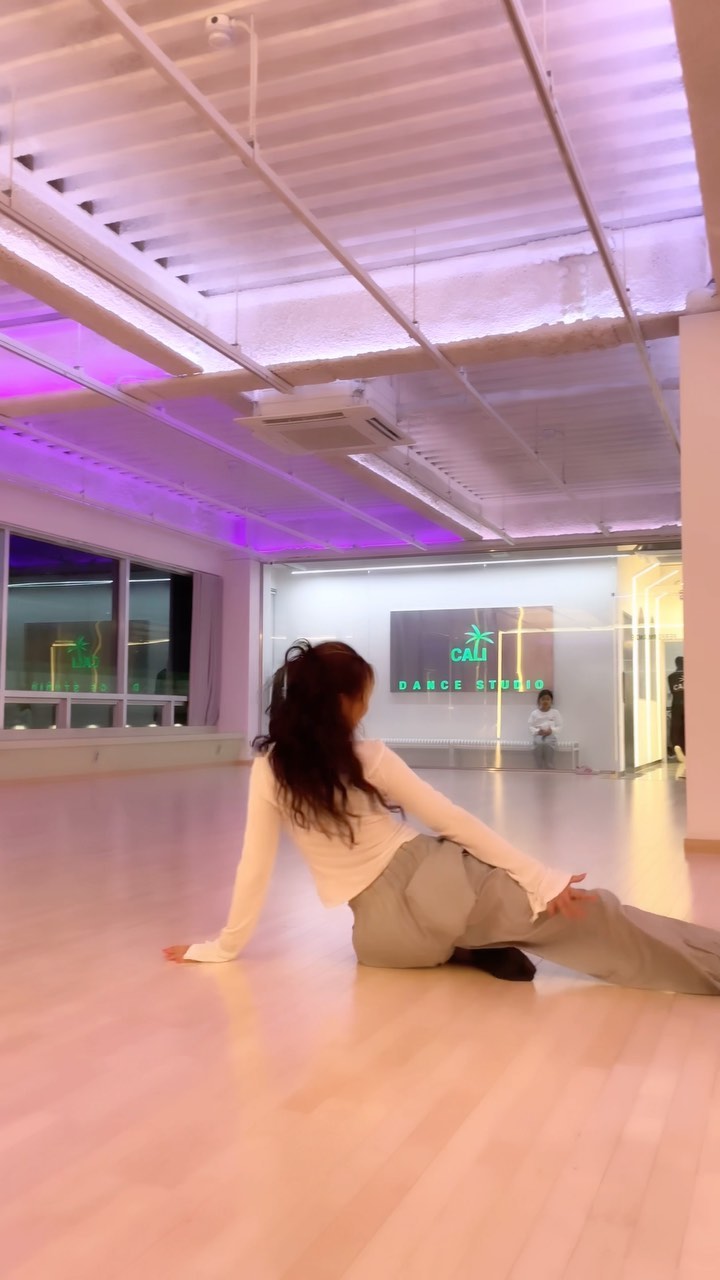 서로의 감정을 나눌 수 있어서 즐거웠던 수업✌️💜
- zara girlish choreo 
- thu 730-900 @calidance_official 🌴
- wish that i could @whoisumi 

#zaranara #girlish #dancer #dance #umi 
#fypシ #loveislove