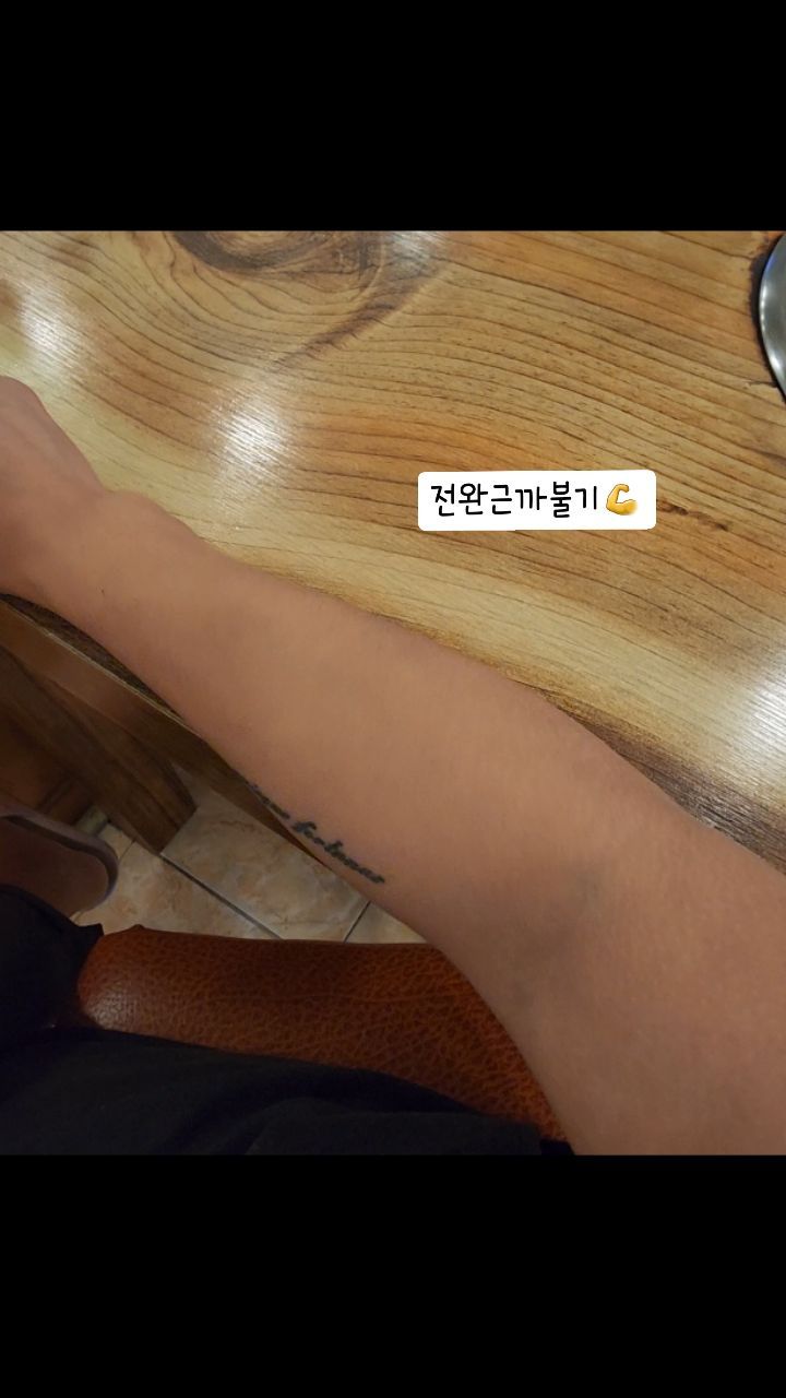 #오늘의제시

오랜만에 거하게 한잔하시고,
골골했다나 뭐라나😅

전완근놀이 삼매경 제시
얇았던 팔이 굵어지구 있도다잉
내일은 한길코치님의 스파르타 수업
잘 할 수 있 겠 지?
매의 눈으로 지켜보는 쌤 살살해줘유😁

#오늘은운동쉬는날
#내일부터다시또달려보자
#제시의멋진근육만들기