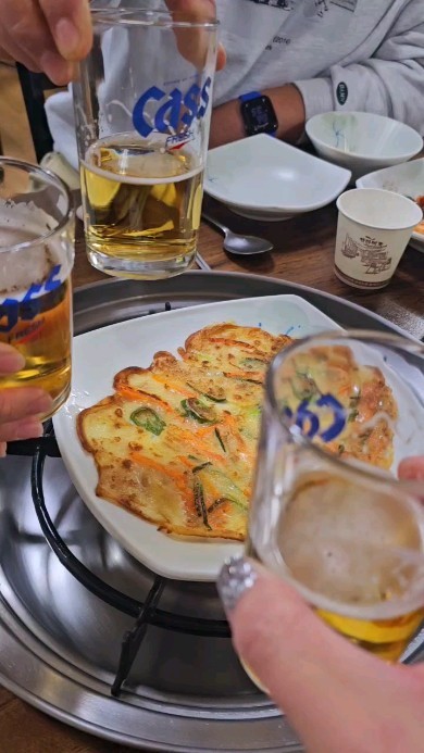 #인천 #인천맛집

인천남자인 신랑만나면서부터 여기 지나갈때마다
맛집이라고 얘기해줬는데 술먹고 2차갈때 없다고
안갔어요. (큰도로에 있음. 먹자골목도 아님)

드디어 결혼앞두고 맛집이라고 말만 들어본 곳 갔는데
오 진짜 맛집쓰!!!! 왜이제왔냐구
구경한지 500일만에 옴

매운맛 좋아하시는 분들도 땀 나게 드실수 있어요
저희는 매운맛 고수들이라ㅋㅋㅋ
무진장매운맛 먹었습니다. 아주 얼큰하니 맵고 좋았어여
맛있게 매우니까 입맛 더더 땡기는거 있죠
그 다음 레벨 억수로 매운맛도 있긴한데.. 전 이쯤에서 만족

소갈비찜이라 가격은 있긴하지만 너무 맛있었네여
여기는 주기적으로 가야할듯 합니다

#인천 #청양골 #매운맛집 #소갈비찜 #매운소갈비찜 #찐맛집 #내돈내산 #먹스타그램 #맛스타그램 #술스타그램 #먹팔 #먹팔맞팔 #릴스 #인스타 #좋아요 #좋아요반사