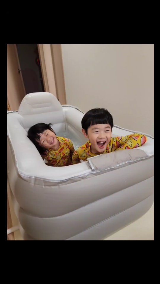 #광고 ➰️ 온벌스 에어욕조
또슈브로를 위한 우리집 키즈풀빌라🤍

거실, 베란다, 야외 언제 어디서나
자동 에어펌프로 후다닥 설치 OK !
1분30초 무선펌프 자동충전 이거 완전 꿀이다!

우리집 인테리어 헤치지 않는 감성넘치는 컬러!
넉넉한 사이즈라 성인이 들어가도 넓~다!
또슈형제 첨벙첨벙 수영하고 뛰어놀 수 있는
안전한 수영장!

사용하지 않을 땐?!
척척 접어 전용 파우치에 쏘옥~!
쿠션 정도의 사이즈로 컴팩트하게 들어가니
수납 보관 걱정 뚝!

우리 또슈브로가 사용할거라
어린이 인증 완료 OK !

아빠&엄마는 반신욕
아이들은 물놀이

키즈풀빌라 부럽지 않다 :)

@own_verse_

#접이식욕조 #폴딩욕조 #간이욕조 #욕조 #겨울꿀템 #반신욕조 #육아스타그램 #별릴이야231025 #육아템 #꿀육아템 #실내수영장 
#집터파크 #에어욕조 #반신욕 #온벌스에어욕조 #온벌스
#육아템 #우리집수영장 #또슈브로