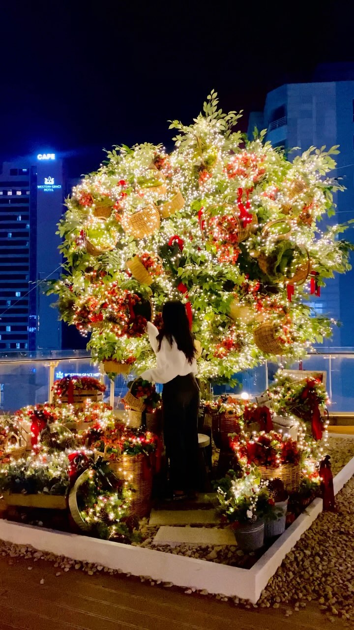 이렇게 귀여운 딸기트리라니🍓

색다른 크리스마스트리를
찾는다면 추천할만한 곳

밤에는 오션뷰보다는
여기 딸기트리가 사람이 많아요✨

작년보다 더 많이 딸기를
가득채워 귀여운 특별한트리🎄

✅ 바다앞테라스 @terrace.in.seaside
⏰ 월-금 09:00 ~ 21:00
  토-일 09:00 ~ 22:00
🅿️ 갓길주차, 주차가능
📍 인천 중구 은하수로 10 더 테라스프라자 5F

#바다앞테라스 #영종도카페 #영종도여행 #영종도카페거리 #영종도가볼만한곳 #영종도데이트 #미리크리스마스 #미리메리크리스마스 #클스마스 #크리스마스트리 #트리 #트리카페