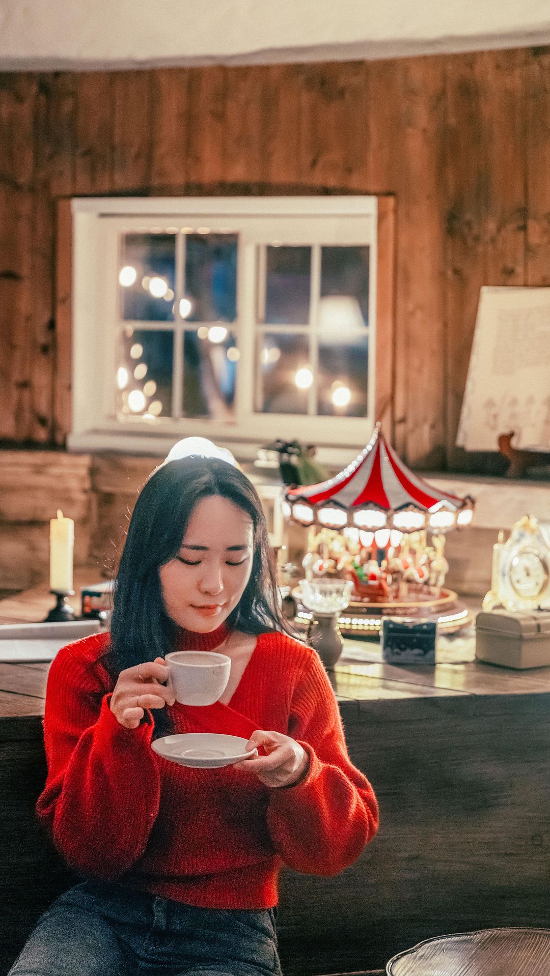 이보다 더 크리스마스에 진심이 아닐수 없다💫

작년에 방문한 리베볼이라는 카페예요!
올해도 어김없이 크리스마스 무드가
어마무시한 1만평의 성주 숲속카페

그땐 드레스코드가 빨강이라
엽서를 주셨었는데,
이번에는 트리사진을 올리면 엽서선물을 받을 수 있어요🎁

4계절 방문하면 각자 다른 스탬프로 찍어주신다는🌈

✔️ 리베볼 @liebevoll_art
🕰️ 11:00 ~ 19:00
 - 매주 수요일 정기휴무
 - 야외점등 17:00

🎄 윈터팝업기간
 - 23.11.18 ~ 24.03.15
🚗 주차장있음, 자차추천
🎠 주말 웨이팅 있음
 - 11:00 오픈런, 17:30 이후 추천
📍 경북 성주군 덕운로 1433 리베볼

#리베볼 #숲카페 #자연카페 #힐링카페 #대형카페 #산속카페 #뷰맛집카페 #정원카페 #포토존카페 #예쁜카페추천 #크리스마스분위기 #크리스마스카페 #크리스마스트리 #크리스마스데이트 #연말느낌물씬