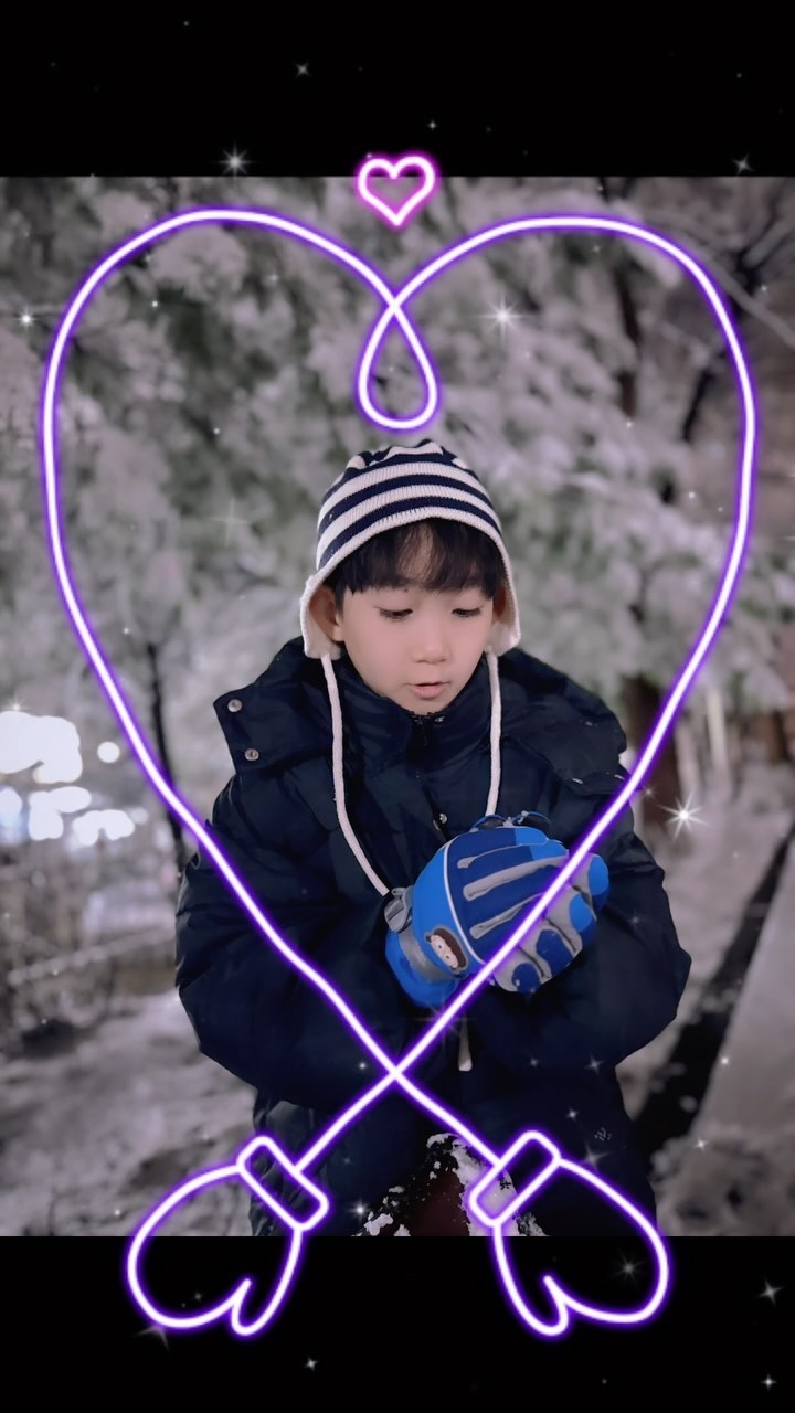 #눈놀이 
#눈오는날❄️ 
#신났다똥강아지 
#하얀눈이펑펑 
#그만좀와라 

눈이 와서 너무 신난 똥강아지 지호 😂

엄마는 눈오면 출퇴근 힘들고 지호 미끄러질까봐 걱정이고
우리 지호는 눈오면 눈싸움도 하고 눈사람 만들 생각에 늘 신나하고 ❄️❄️

그래, 너가 즐거우면 됐어 🩵