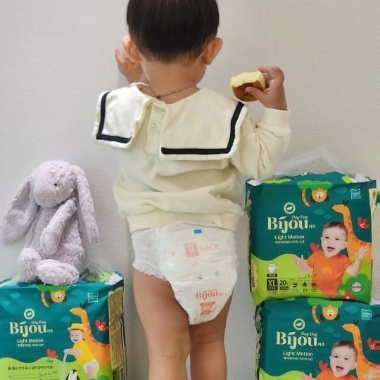 #광고
위생기업 모나리자에서 
직접 제조한 100% 국내생산 안전한 기저귀인
데이데이비쥬 라이트모션 팬티기저귀를 사용해봤어요 .ᐟ.ᐟ

땀많은 아들맘은 봄만 되도
보송하고 쾌적하게 엉덩이 지켜줄 기저귀를
선택해야해서 비상이거든요 ‼️

❛ 비쥬 라이트모션 팬티기저귀❛ 는

에어홀 엠보시트가 공기순환을 원할하게
360도 air layer 시스템이 엉덩이 사이로 공기를 통하게 도와줘서
땀많은 아가들도 쾌적하게 착용 가능해요.ᐟ

활동 많은 아이들에게도 적합한
3중 퀵&소프트 드라이 시스템과 2중 샘방지 시스템으로
샘 걱정 없이 착용할수 있어 좋았어요 :) 

땀많고 활동량 많은 아가들도
편안하고 안심하고 사용할수 있는
데이데이비쥬 라이트모션 팬티기저귀 추천해요 ~🌿

✔️데이데이비쥬는 모나리자 네이버 스마트스토어에서 
만날수 있어요‼️✔️ 

🏷Thanks to @daydaybijou.official

#데이데이비쥬 #비쥬얼39기 #기저귀추천 #라이트모션 #라이트모션팬츠 #모나리자 #육아소통
#육아템추천 #인스타베이비 #아기모델 #팬티형기저귀 #팬츠형기저귀