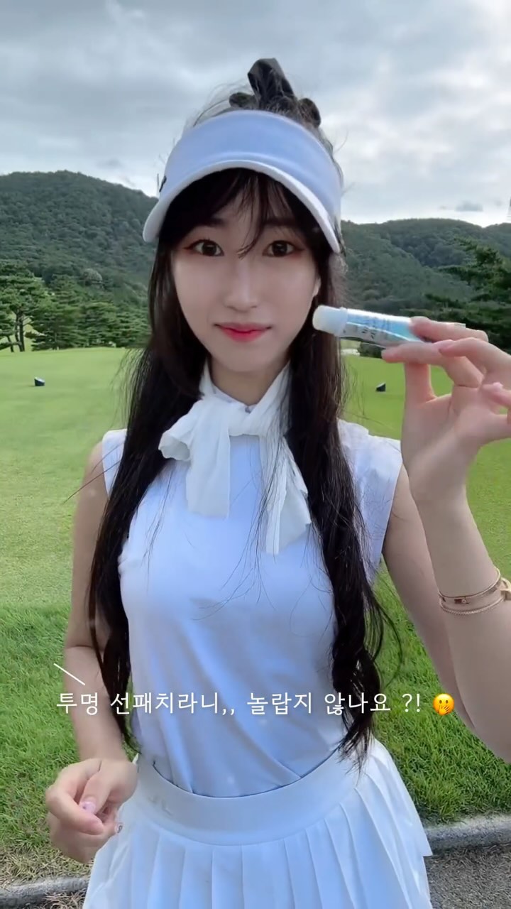 #협찬 #광고

요즘 너무 핫한 제품이죠 ~?? 바르는 투명 썬패치 왜 안 써요 ?! 🫢 증말 안 쓸 이유가 1도 없는 장점덩어리 칭구 ... 🩵🩵

@fromtheskin_official 프롬 더 스킨_ 선 젤 패치 👒

최근 라운딩 갈 때 마다 챙겨가는 투명 선 패치 🤍 동반자들이 너무 신기하다구 인기터졌던 아이템이에요 ✌🏻

우리가 흔히 알고 쓰고있는 붙이는 선패치와는 다르게, 분명 젤인데 마르면서 투병 선패치로 바뀌는 거 보이시죠 ˃̵͈̑ ᴗ ˂̵͈̑

🫧 쿨링감 최고 ••☁️🤍
바르는 즉시 무려 -6.93℃ 낮춰주기 때문에 자외선으로부터 자극받은 피부를 진정시켜주는 쿨링 제품 ! 요즘같이 더운날 필수 ☀️

티 나는 거 싫어서, 잘 떨어져서 선패치 안 쓴 분들 ~? 🙋🏻‍♀️
써야하는 것두 알지만 😣 예쁘지두 않고 티가 너무 많이나서 매 라운딩마다 선패치를 붙이진 않았오요 🥺🥺
그렇지만 선 젤 패치는 투명하게 말라서 일상생활에서 티 안나게 선케어가 가능하지용 !! 셀카 찍을 때 젤 죠아요 ㅋㅋ 🐰ྀི💕

내가 원하는대로 만드는 선패치 🫶🏻
원하는 부위에 알맞게 챱챱 .ᐟ.ᐟ 한정된 부분에만 붙이던 선패치의 미흡했던 점이 아쉬웠는데요 😞 원하는 만큼 넓은 면적까지도 바를 수 있는 게 넘나 장점 👍🏻

작지만 알찬 용량 🛍️
작아 보이지만 총 40회 (양 볼에 각 20회) 바를 수 있는 양이라서 동반자들 나눠쓰기에도 아주 좋더라구요 🩷 완죤 인기쟁이템 체고야 💘
.
.
.
.
#프롬더스킨 #골프웨어 #골프패치 #골프패션 #골린이 #골린이패션 #골프웨어코디 #fromtheskin #투명썬패치 #썬패치 #아웃도어패치 #sungelpatch #sunshieldpatch #uvpatch #쿨링선패치 #아이스선패치 #선젤패치 #썬패치추천