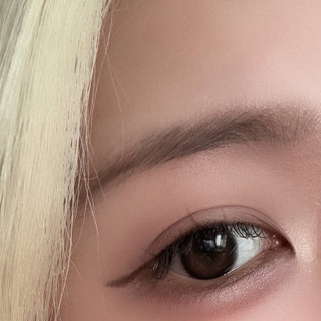 @sooee_21 on Instagram: "#광고

쿨톤도 브라운톤을 쓸 수 있다는걸 알려준 블랑디바🩵
색감부터 발색까지 진짜 최고였숨니댜,,

#블랑디바#BLANCDIVA#섀도우팔레트#아이섀도우#섀도우추천#아이섀도우추천#컬러링미아이섀도우#블랑디바아이섀도우#섀도우#섀도우팔레트추천"