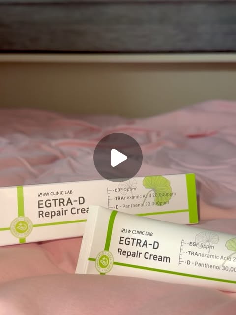 🇰🇷SUMINKIM on Instagram: "#광고
[뷰티] 🌿3더블유 클리닉 랩 이지트라-디 리페어 크림(3W CLINIC CREAM EGTRA-D Repair Cream) - 26년 전례 없는 착색 및 피부 장벽 동시 케어! 고함량 EGF 트라넥삼산 크림
: EGF 5ppm + 트라넥삼산 20,000ppm + 디판테놀 30,000ppm 고함량 배합/함유❕
: 손상된 피부 장벽 개선 및 기미와 멜라닌 수치 완화❕
: 피부를 맑고 하얗게 정돈된 톤으로 관리❕

🌱효능효과🌱
: 피부 미백 및 주름 개선 도움

🌱사용방법🌱
: 아침과 저녁, 스킨케어 루틴의 마지막 단계에서 듬뿍 발라주세요. 하루 2회 사용을 권장드립니다.

🌿’3W CLINIC’ = 자이화장품 공식 브랜드, 3W 클리닉

✔️3더블유 클리닉 랩 이지트라-디 리페어 크림의 Check Point❗️
1️⃣ 3중 고함량 핵심 포뮬라 – EGF x 트라넥삼산 x 디판테놀
2️⃣ 고농축 병풀의 배합 기술 – 병풀잎수 660,000ppm 고함량 함유
3️⃣ 분자 크기가 다른 8가지 히알루론산이 피부 표면부터 깊은 층까지 수분 공급
4️⃣ 피부의 건강한 균형을 되살리는 4종 프로바이오틱스 발표 콤플렉스
5️⃣ EWG 올그린 등급의 안심 포뮬라 - 민감성 피부 자극 테스트 완료

✨사용 후 REAL REVIEW✨
1️⃣ 평소 민감성 피부이기에 순한 재생크림을 선호하는데, 이 3W 클리닉 이지트라 크림은 피부 진정에 도움 되는 병풀잎수를 가득 채운 점과 맑고 탄탄한 피부로 가꿔줄 수 있게 아데노신과 나이아신아마이드 성분을 함유하여 한 번에 잡는 2중 기능성 케어 제품인 점에서 너무 좋았습니다:)
2️⃣ 메이크업 전에도 바를 수 있어 피부 속 깊이 흡수되는 점과 부드럽고 쫀쫀한 텍스처로 저녁에 바르고 자면 아침에 일어났을 때 탄력이 있어 보이면서 피부 노화와 장벽 모두 강화해 줄 수 있는 점에서 너무 좋았습니다:)
3️⃣ 피부에 바르고 나면 겉도는 느낌이 없이 부드럽게 펴 발려 흡수되어 밀착되기 때문에 아침, 저녁 데일리용으로 편하게 바를 수 있으면서 점 뺀 곳에도 발라도 되는 순한 재생크림인 점에서 더욱 좋았습니다:)
※네이버 단독 판매 → 네이버에 ‘이지트라 크림’ 검색

이 포스팅은 ‘3W CLINIC’으로부터 제품을 제공받아 체험 후 솔직하게 작성된 리뷰입니다.

#3W클리닉 #이지트라크림 #EGF재생크림 #착색크림"